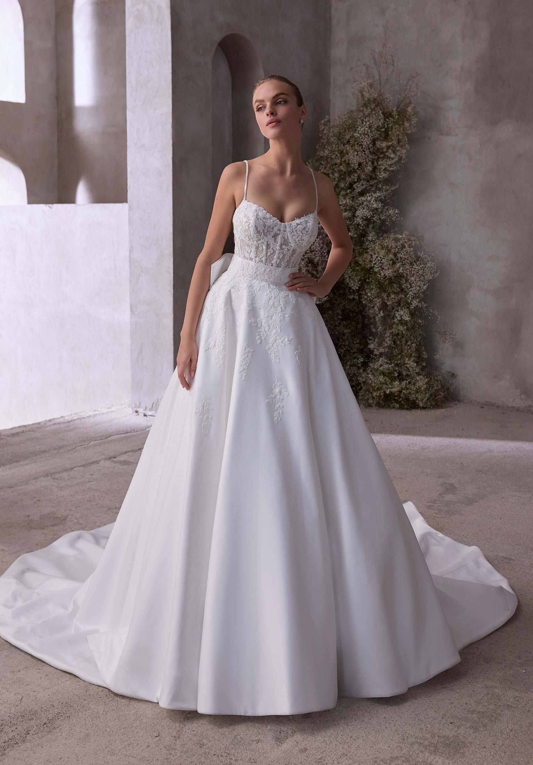 Angeline från Morilee i ball gown stil brudklänning