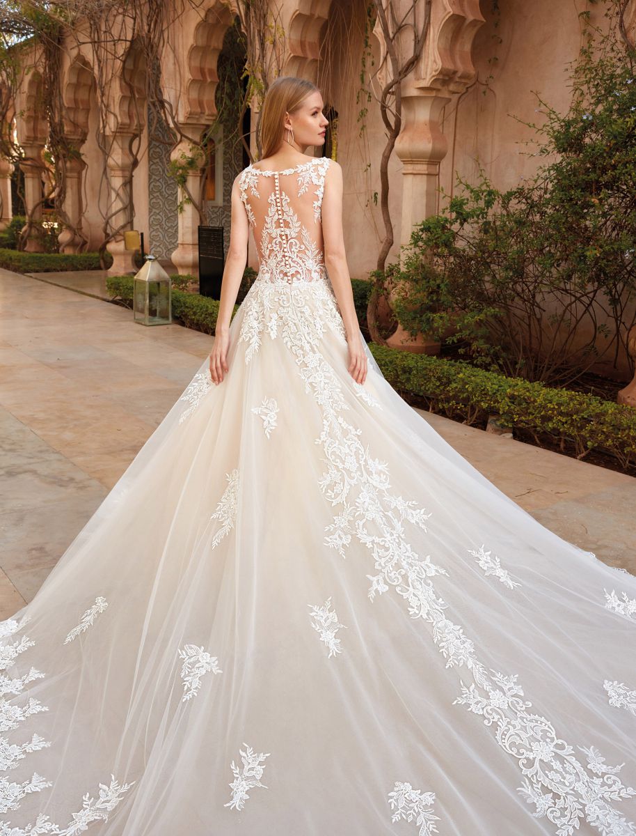 Style 1120 från Demetrios i ballgown stil brudklänning