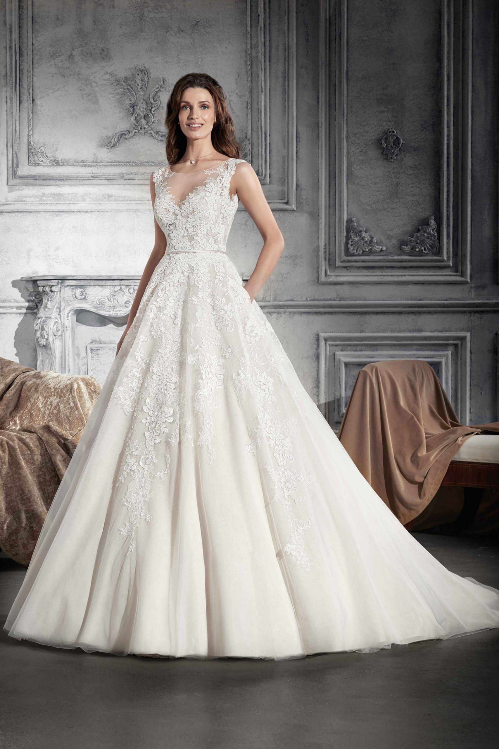 Style 745 från Demetrios i a-line stil brudklänning