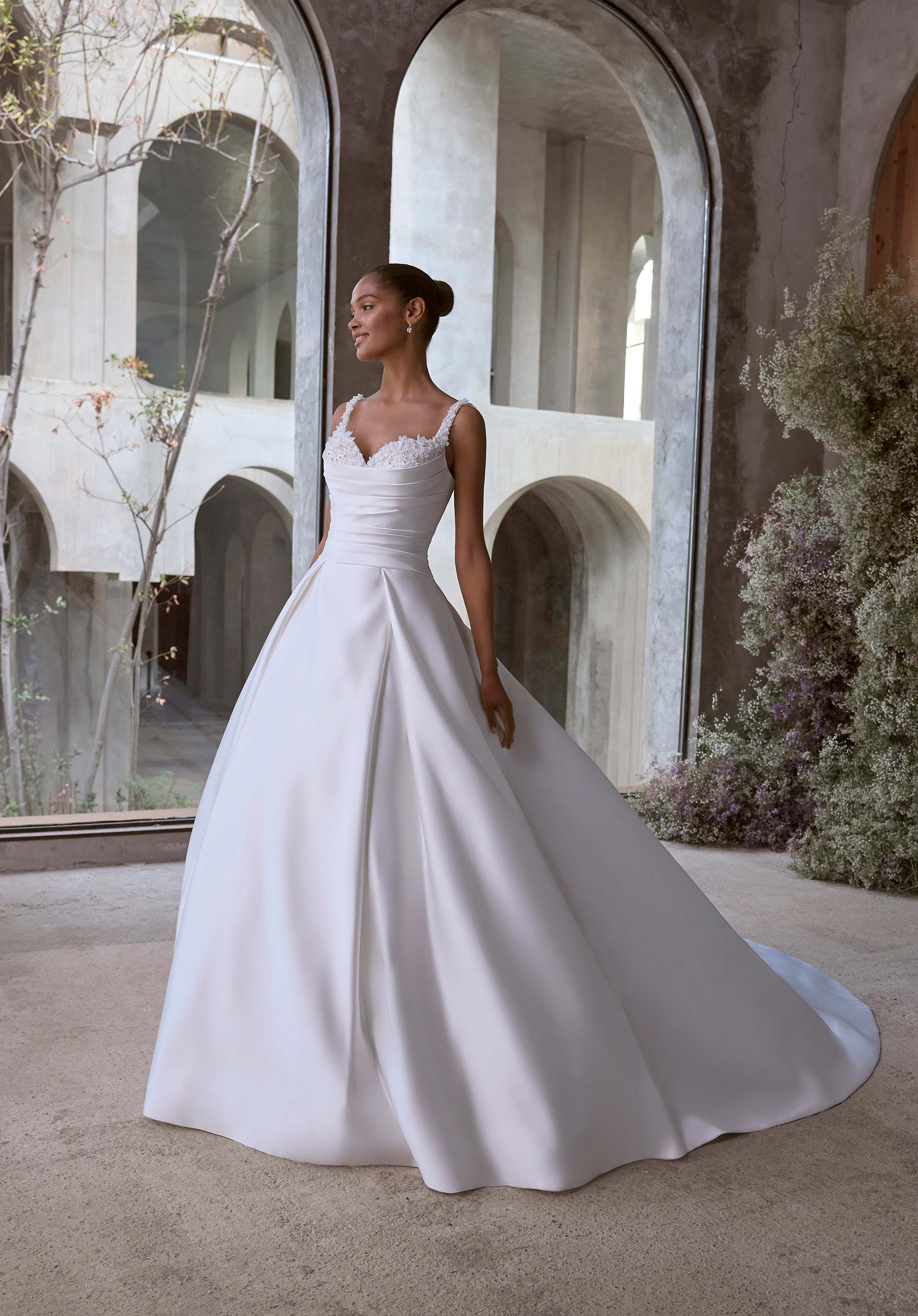 Electra från Morilee i ball gown stil brudklänning