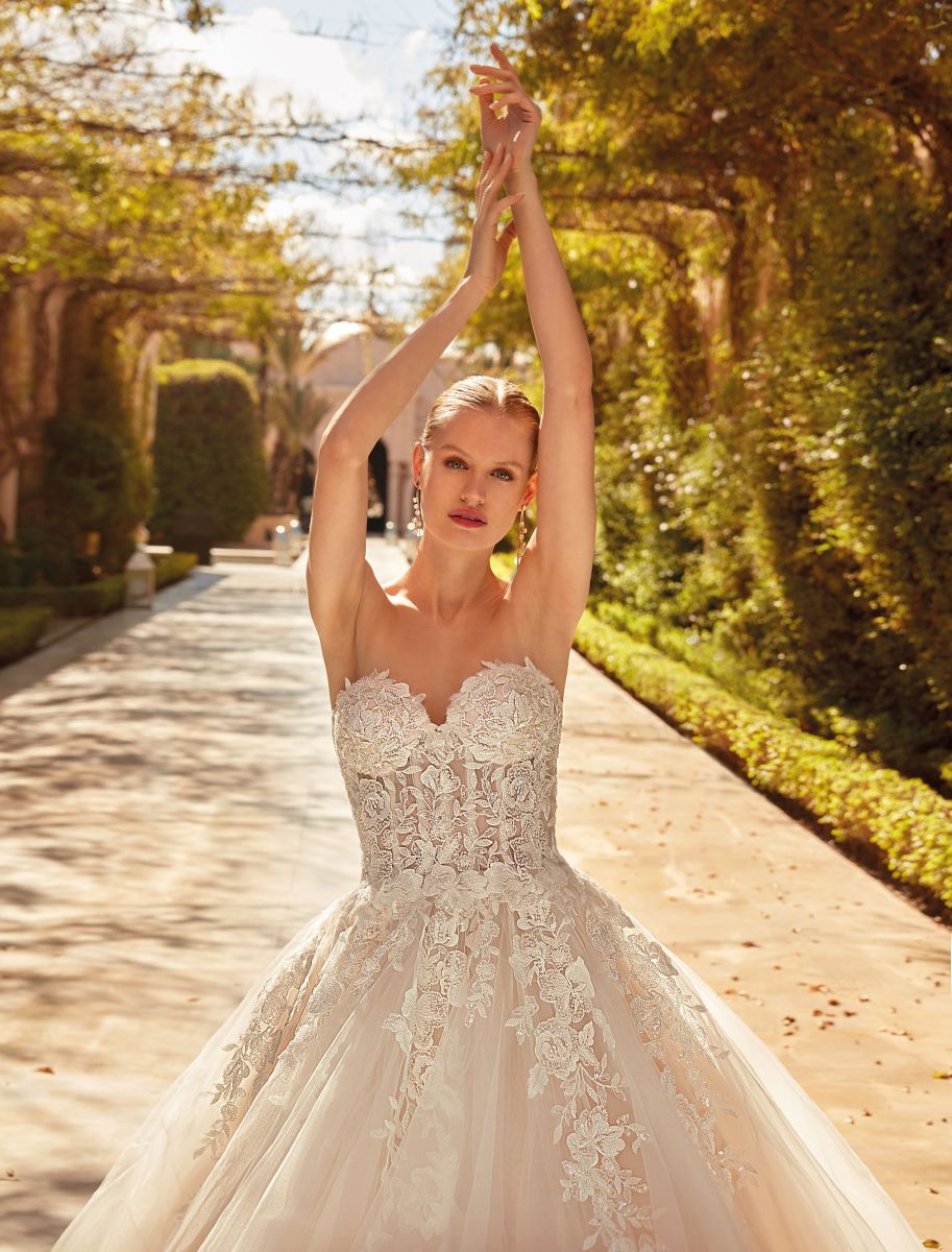 Style 200120 från Demetrios i ballgown stil brudklänning