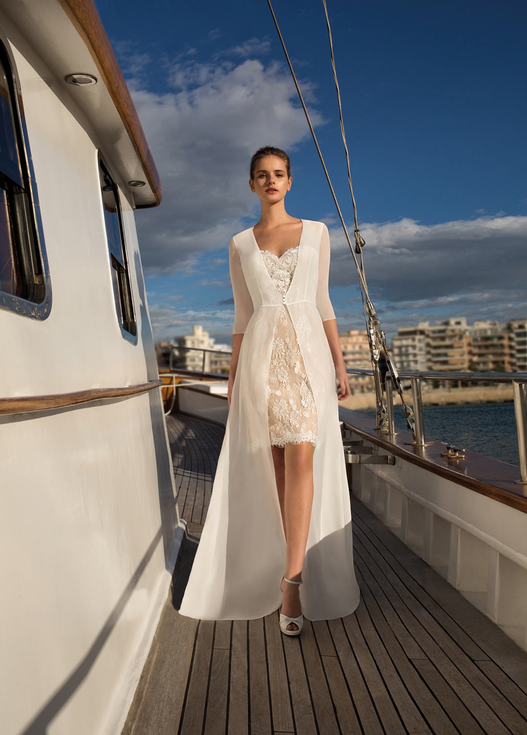 Style DR256 från Demetrios i mini dress stil brudklänning