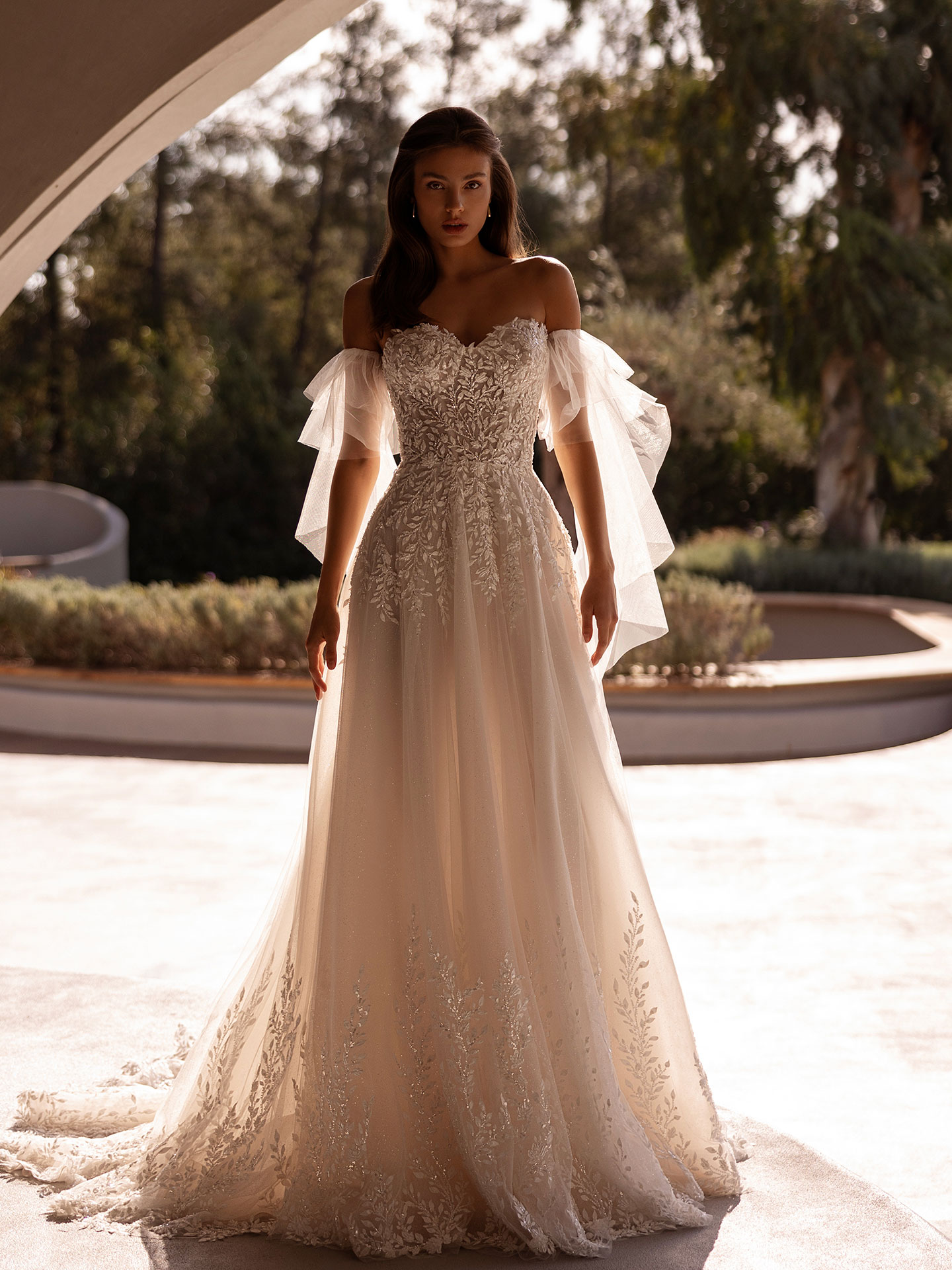 Style 1503 från Demetrios i a-line stil brudklänning
