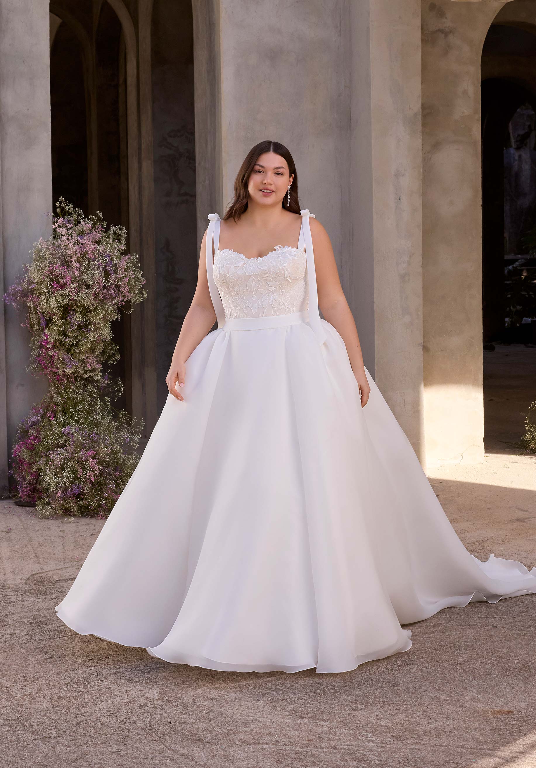 Junia från Morilee i fit and flare, ball gown stil brudklänning