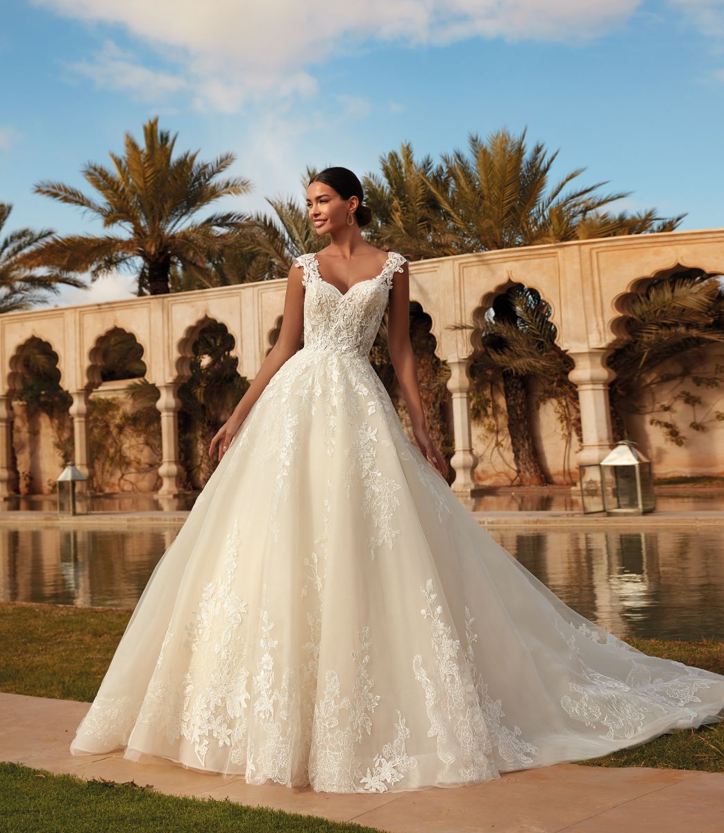 Style 1092 från Demetrios i ballgown stil brudklänning