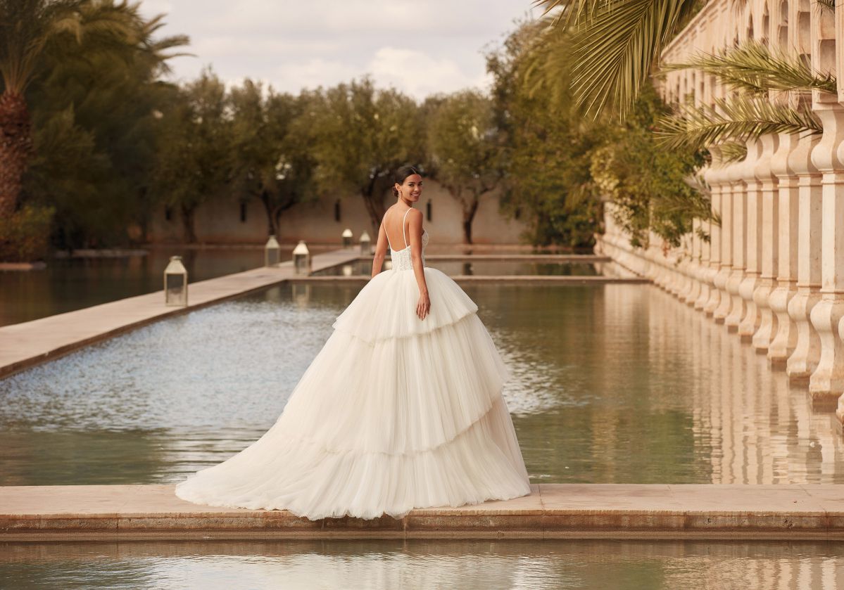 Style 1089 från Demetrios i ballgown stil brudklänning
