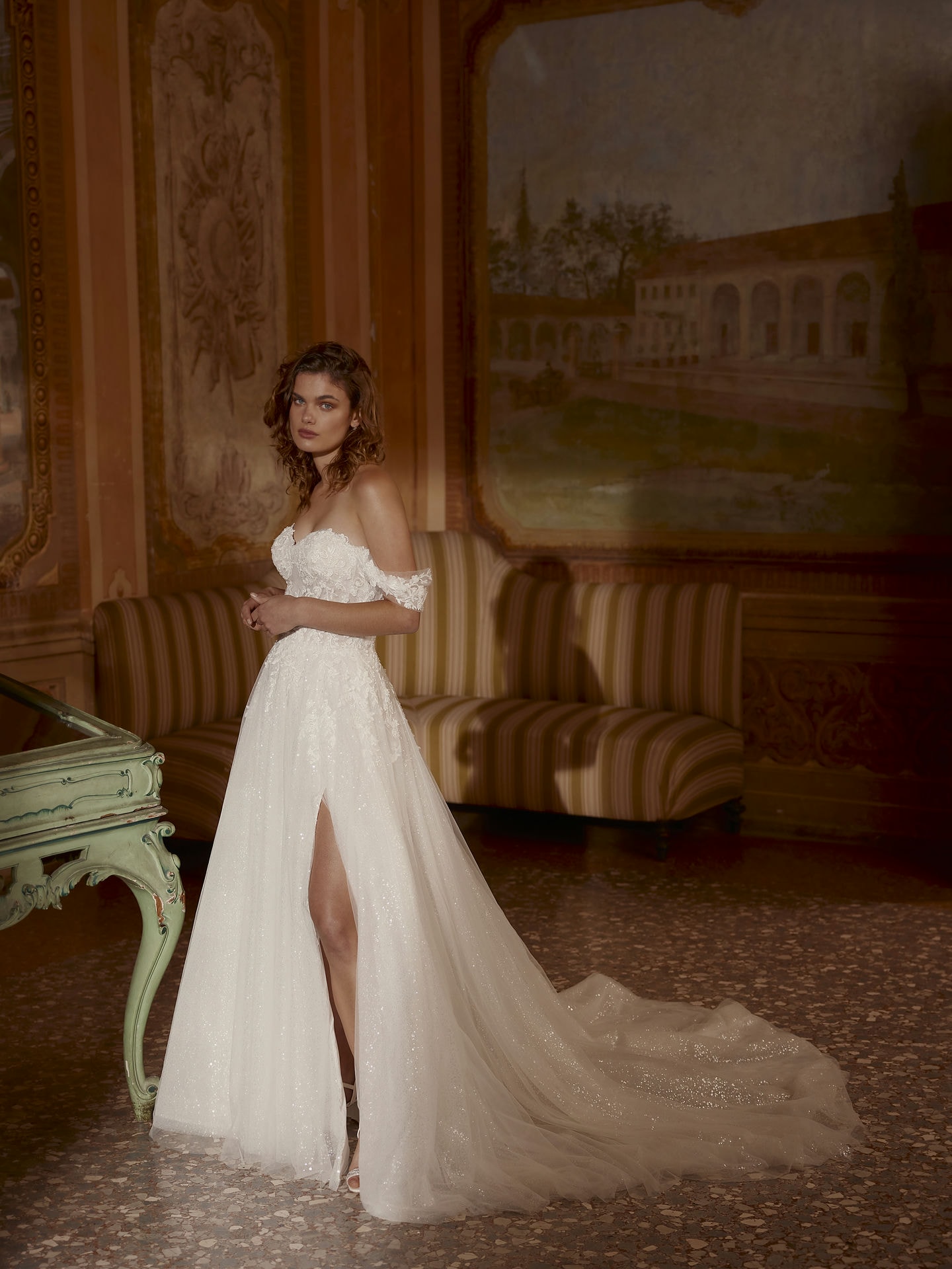 Style 1259 från Demetrios i a-line, slit stil brudklänning