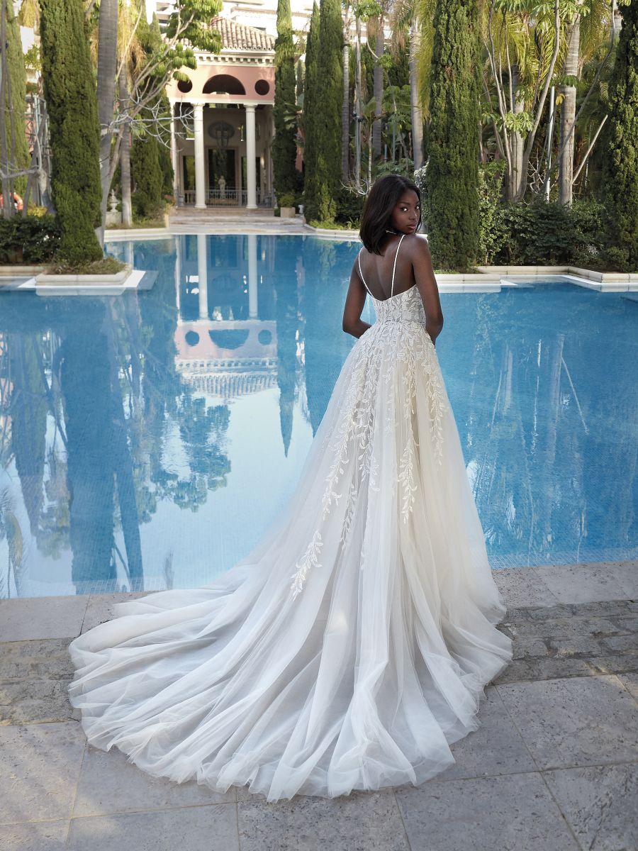 Style 1191 från Demetrios i a-line stil brudklänning