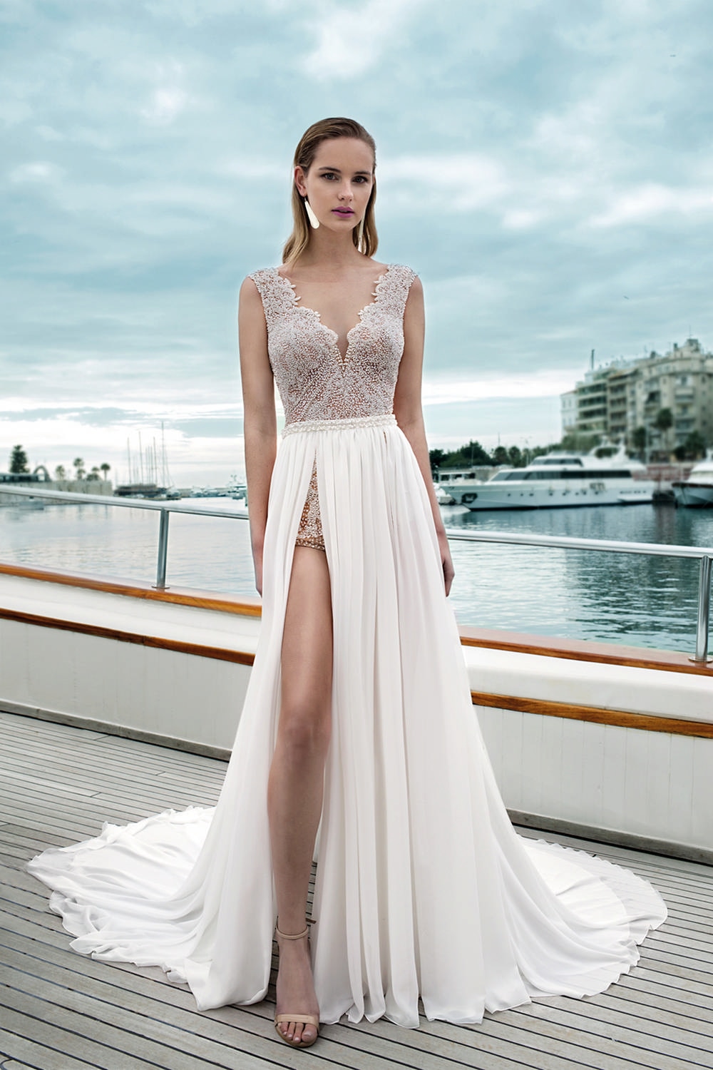 Style D2R81T-DR272S från Demetrios i separate skirt, separate top stil brudklänning