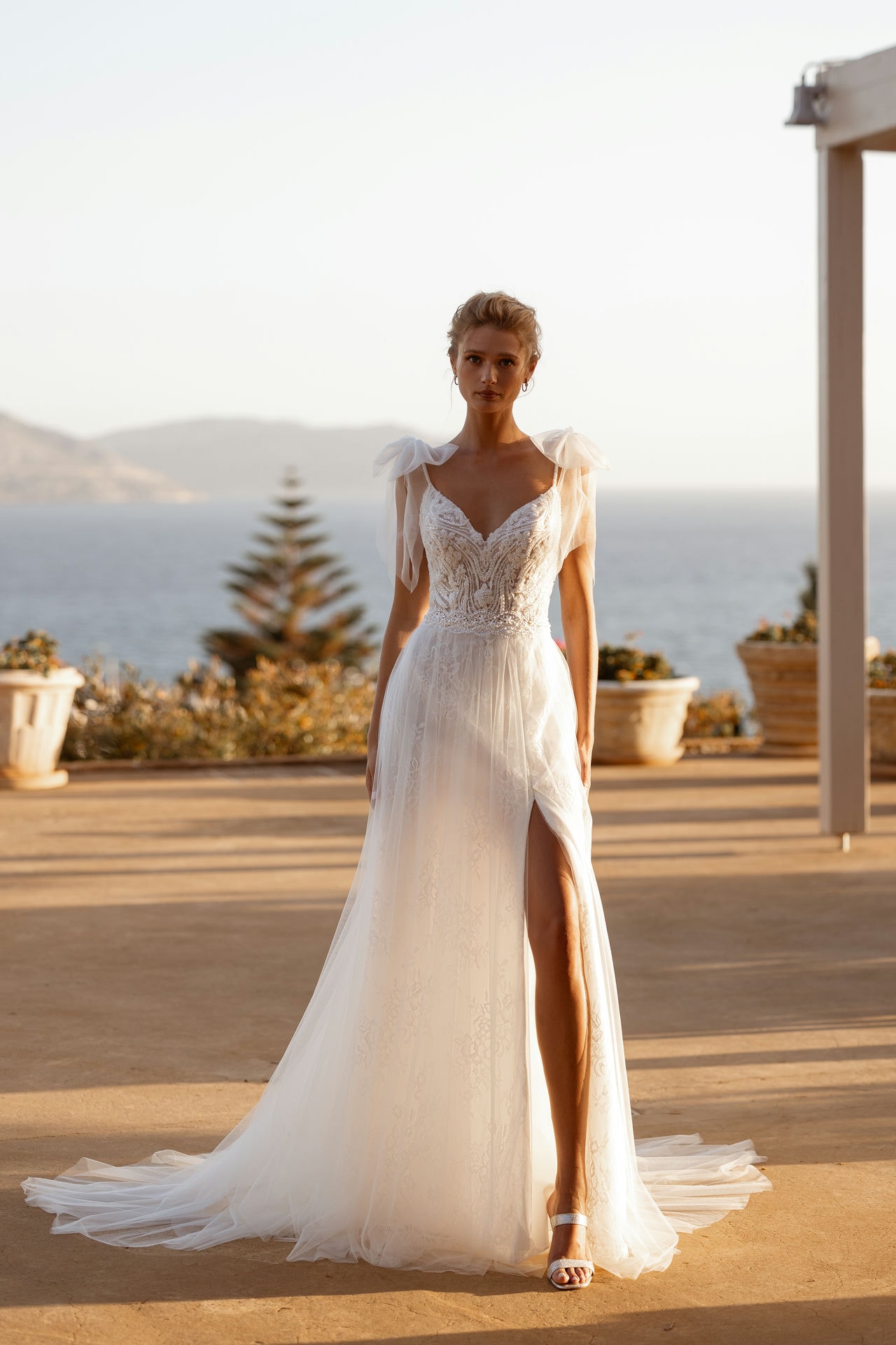 Style DR394 från Demetrios i a-line, slit stil brudklänning