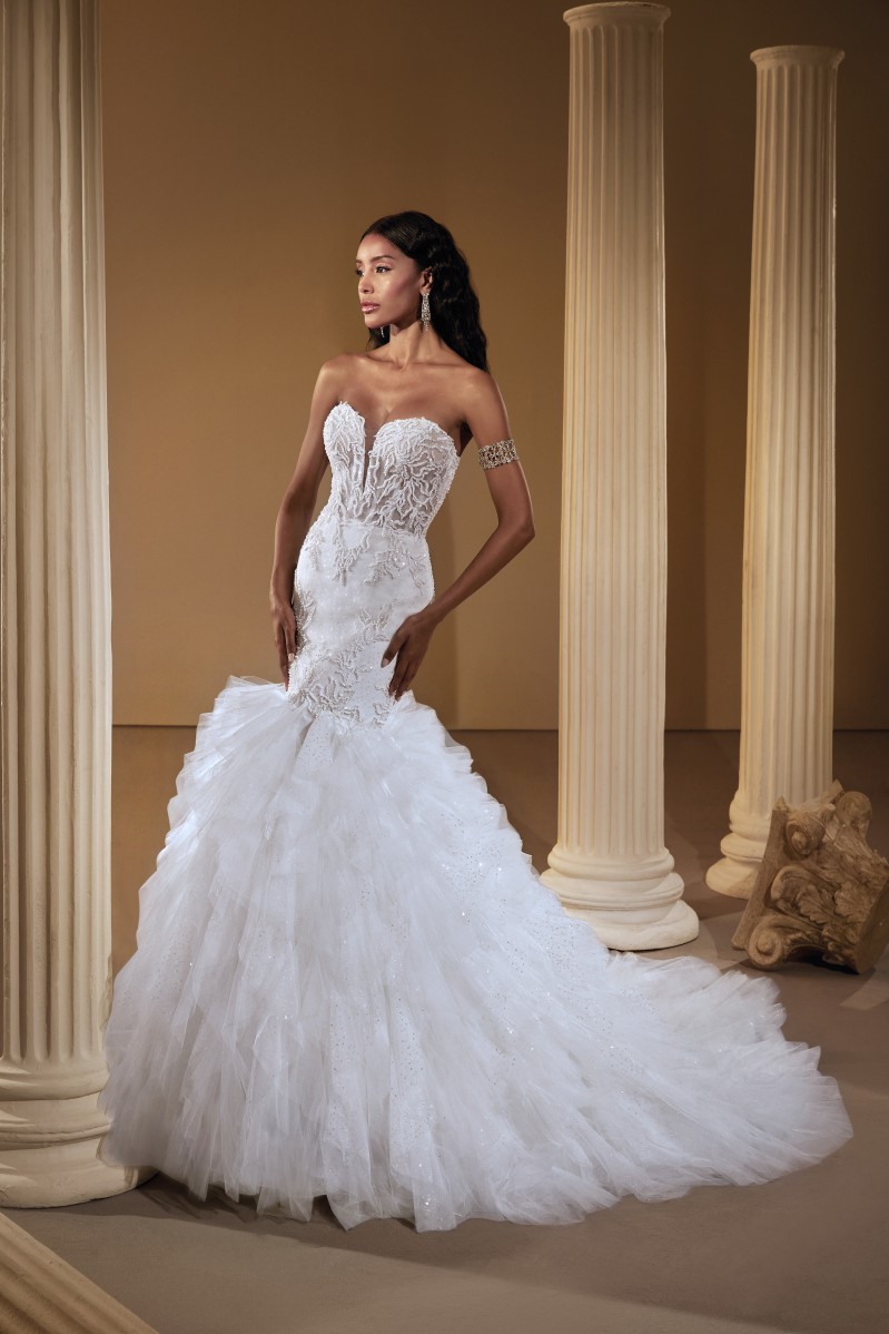 Style 1159 från Demetrios i flared stil brudklänning