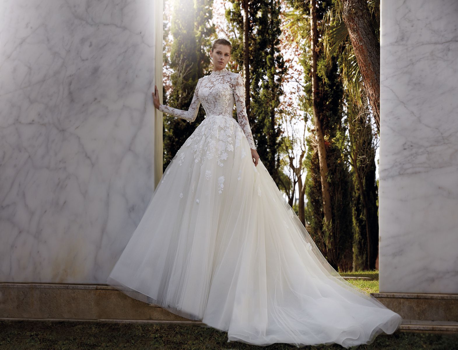 Style 1185 från Demetrios i ballgown stil brudklänning