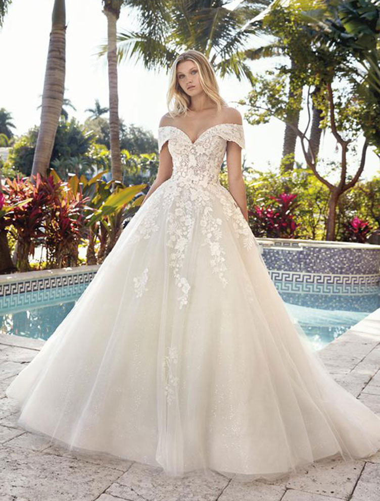 Style 1053 från Demetrios i ballgown stil brudklänning