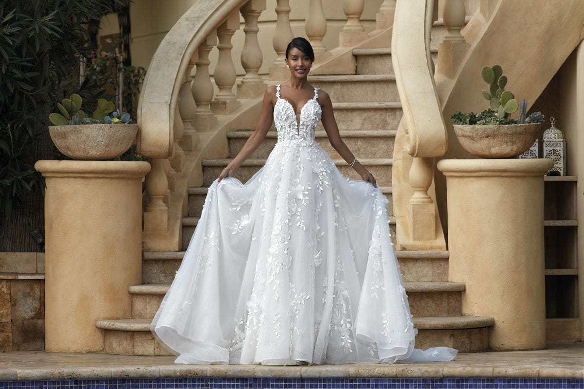Style 1223 från Demetrios i a-line stil brudklänning