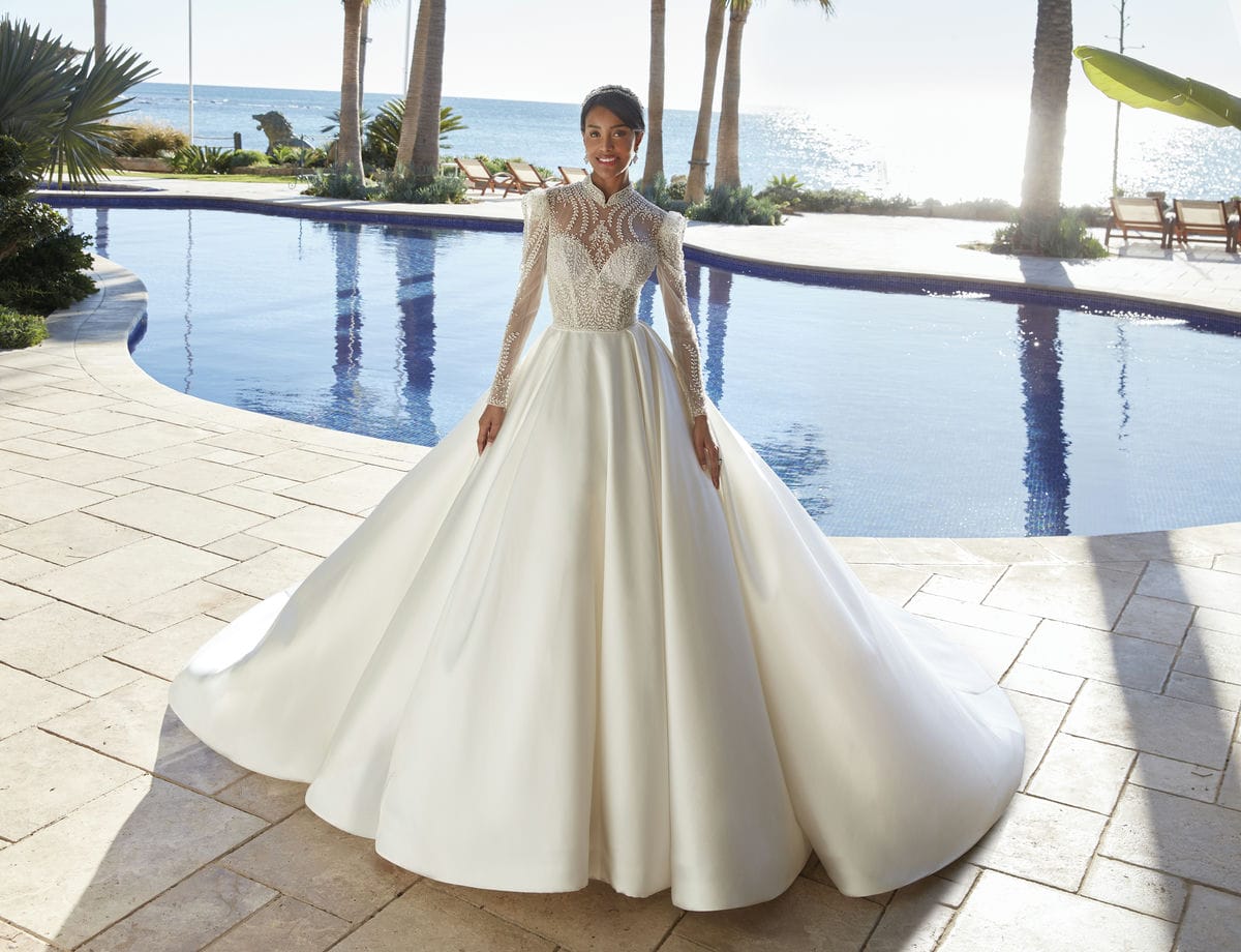 Style 1257 från Demetrios i ballgown stil brudklänning