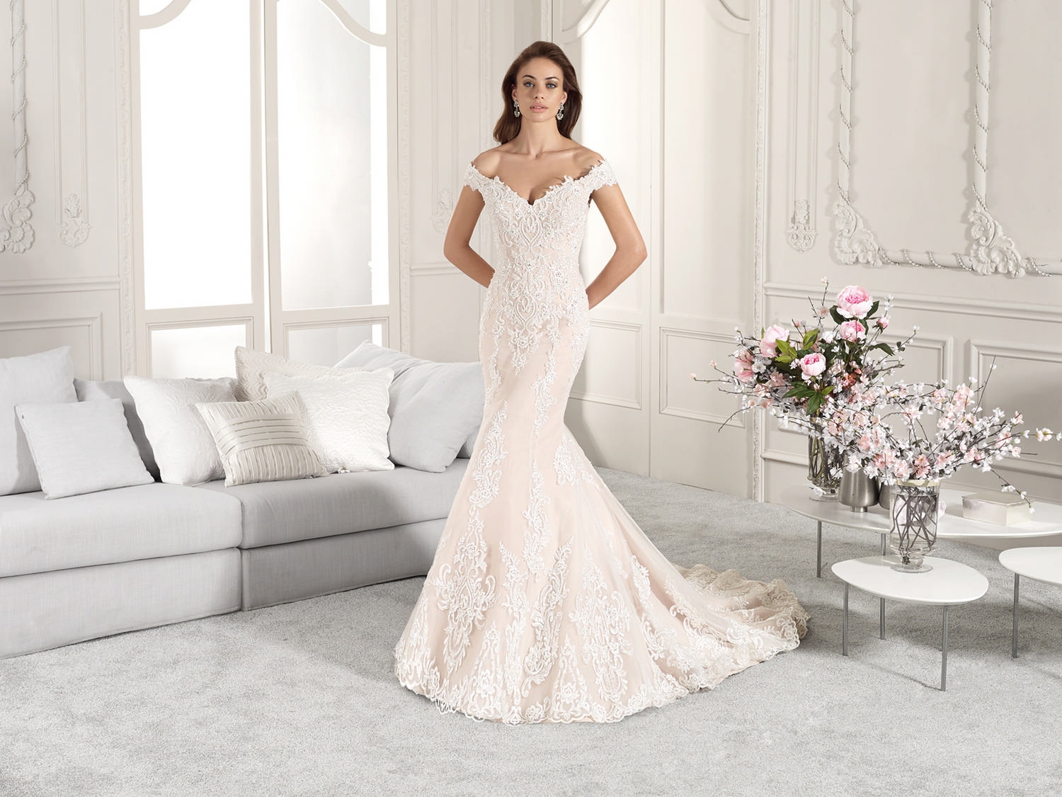 Style 834 från Demetrios i flared stil brudklänning