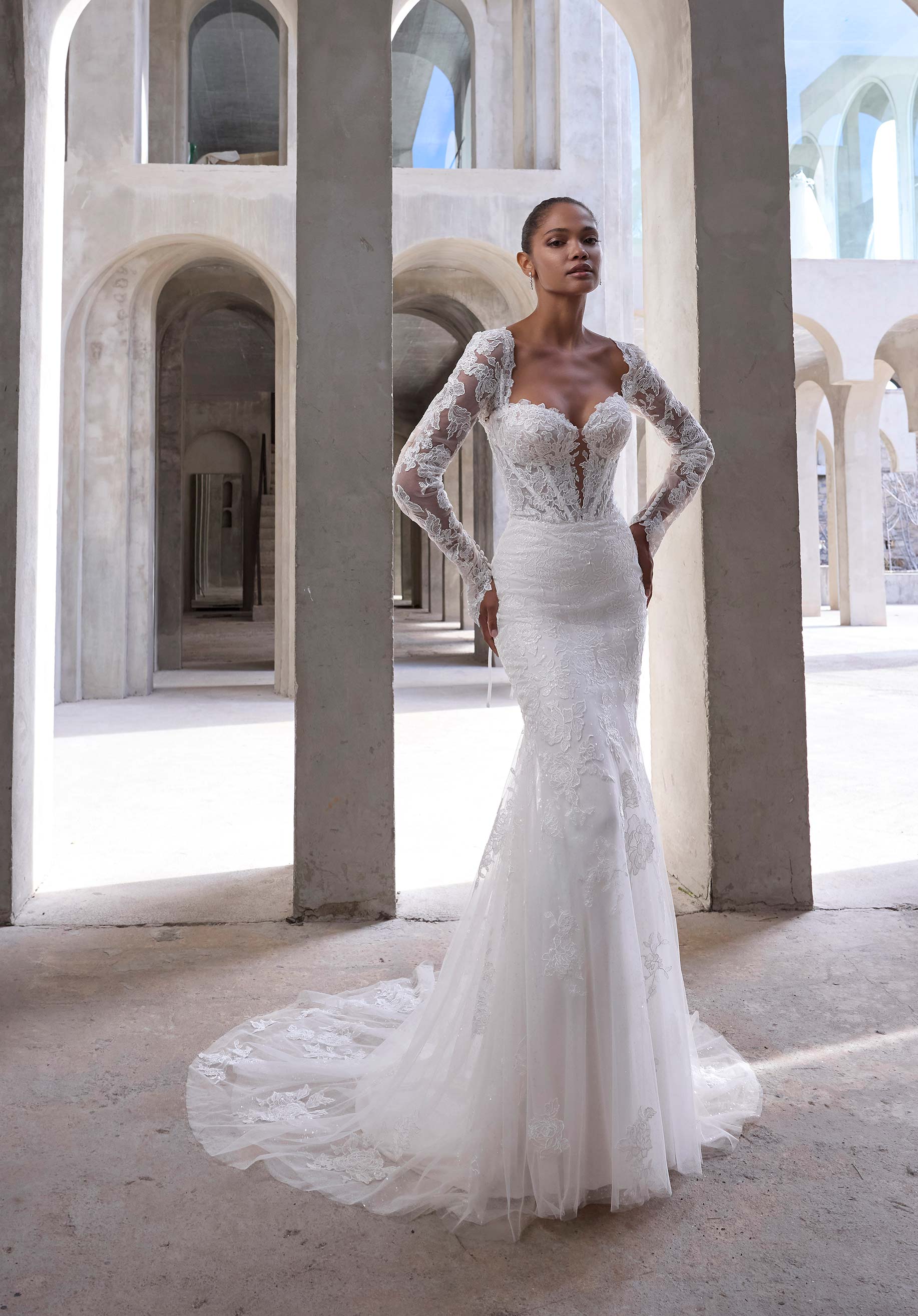 Vasiliki från Morilee i fit and flare stil brudklänning