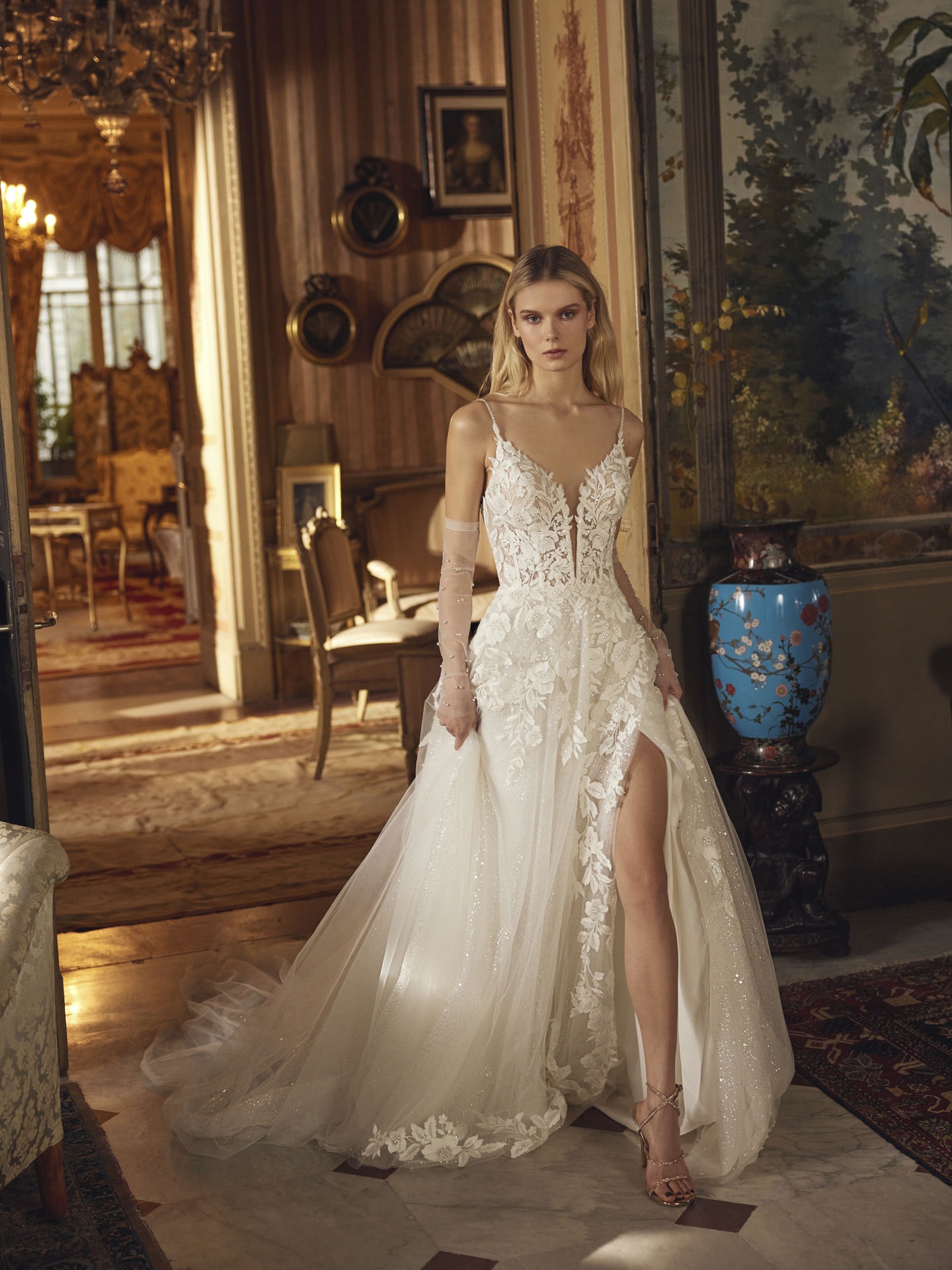 Style 1293 från Demetrios i a-line, slit stil brudklänning
