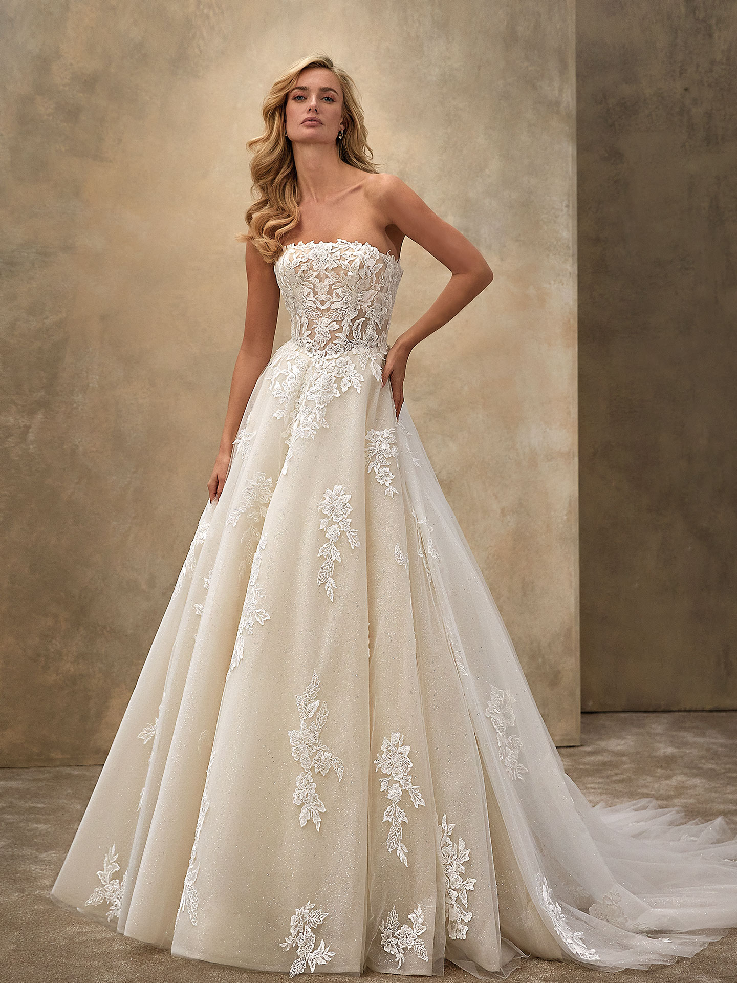 Style 1542 från Demetrios i a-line stil brudklänning
