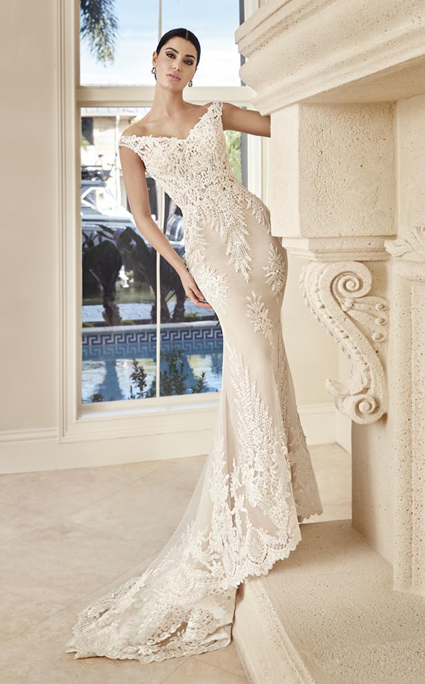 Style 1056 från Demetrios i sheath stil brudklänning