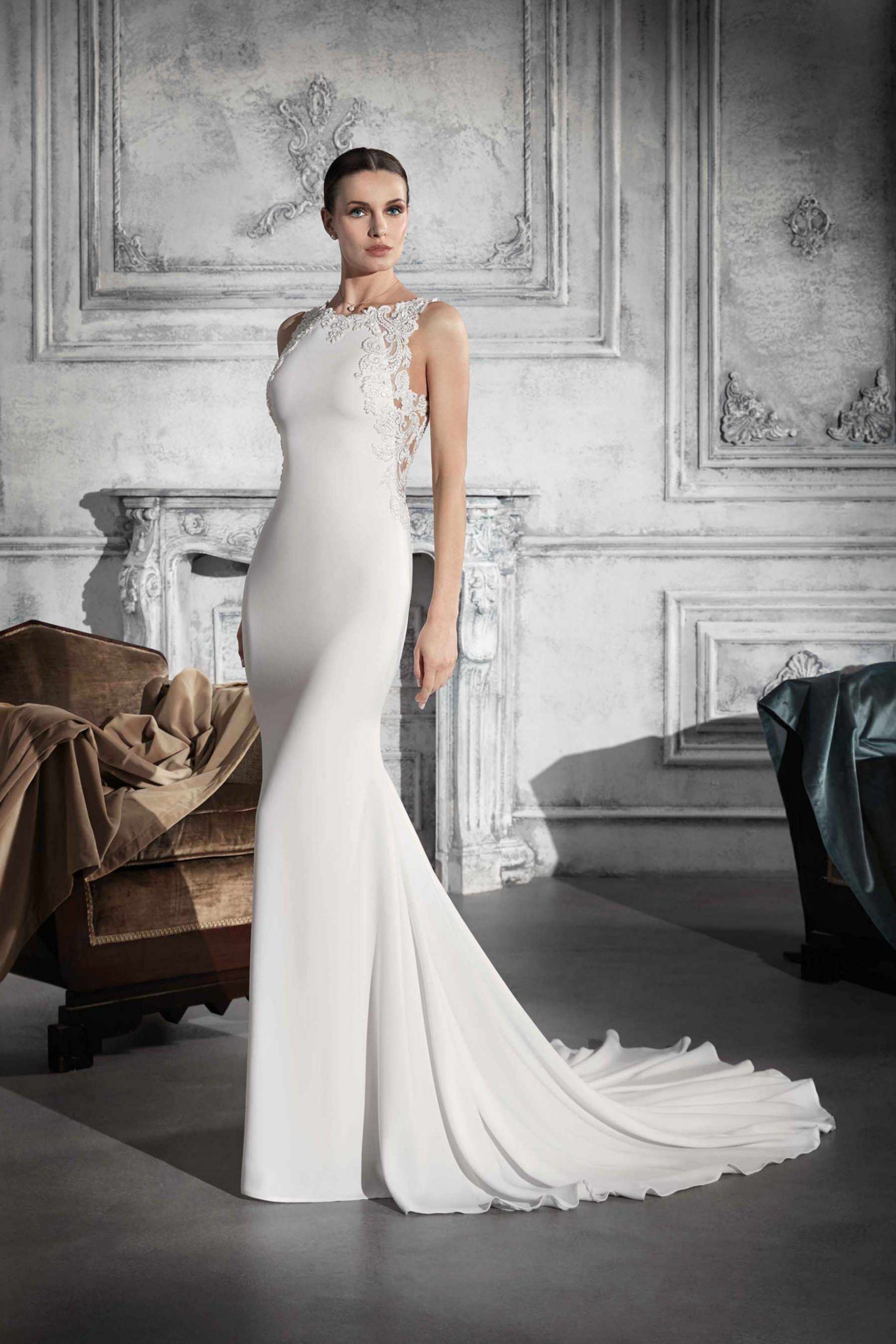 Style 796 från Demetrios i sheath stil brudklänning
