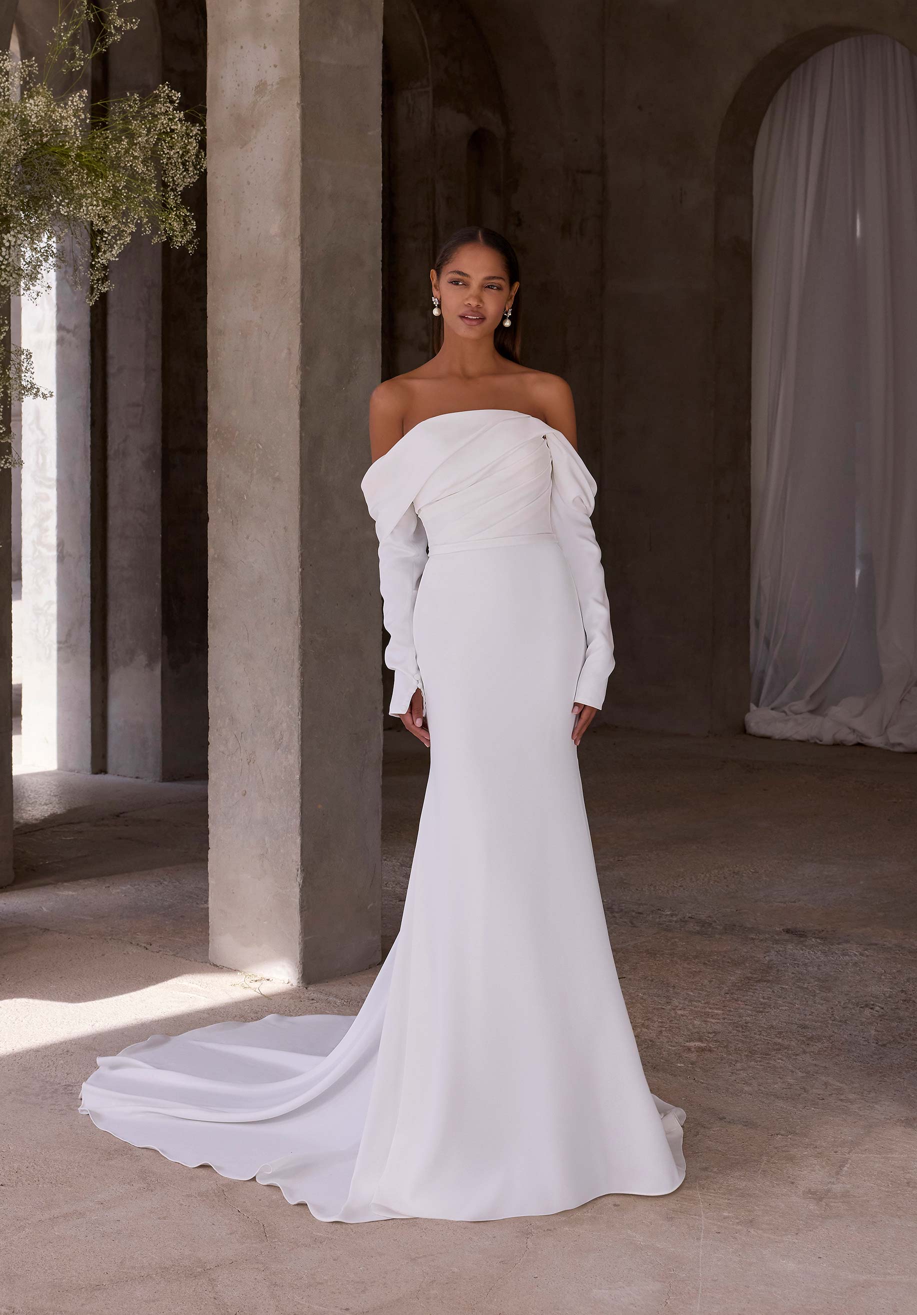 Zoe från Morilee i fit and flare stil brudklänning