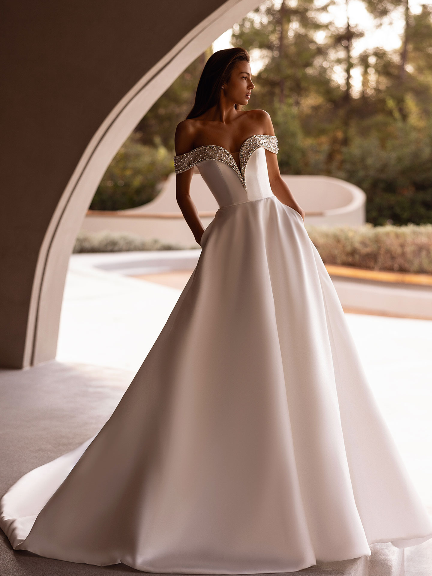 Style 1517 från Demetrios i ball gown stil brudklänning