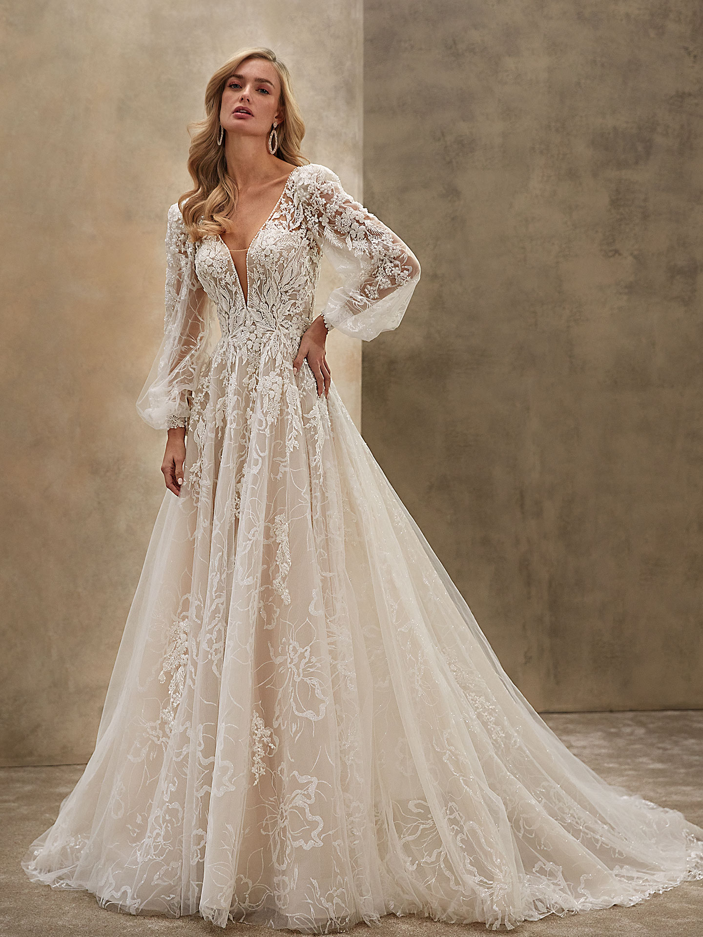 Style 1540 från Demetrios i a-line stil brudklänning