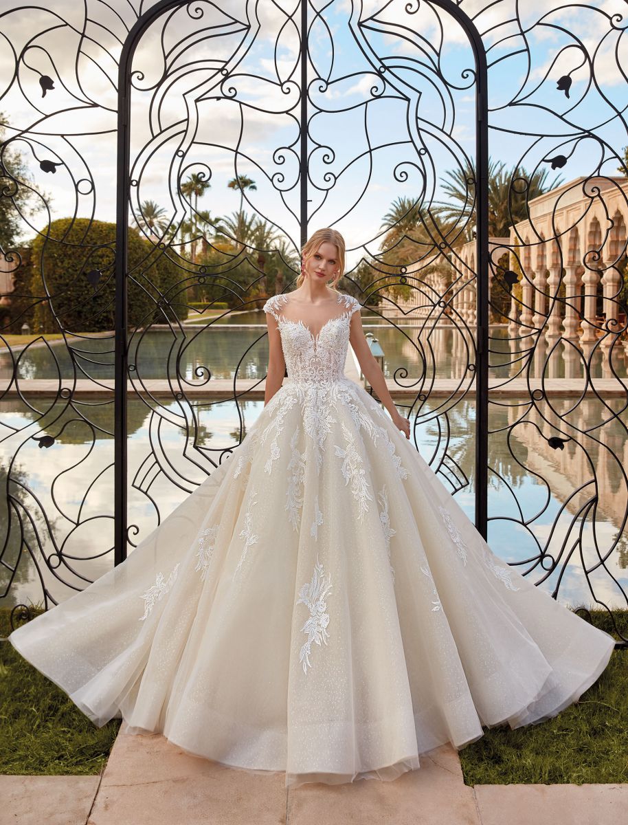 Style 1097 från Demetrios i ballgown stil brudklänning