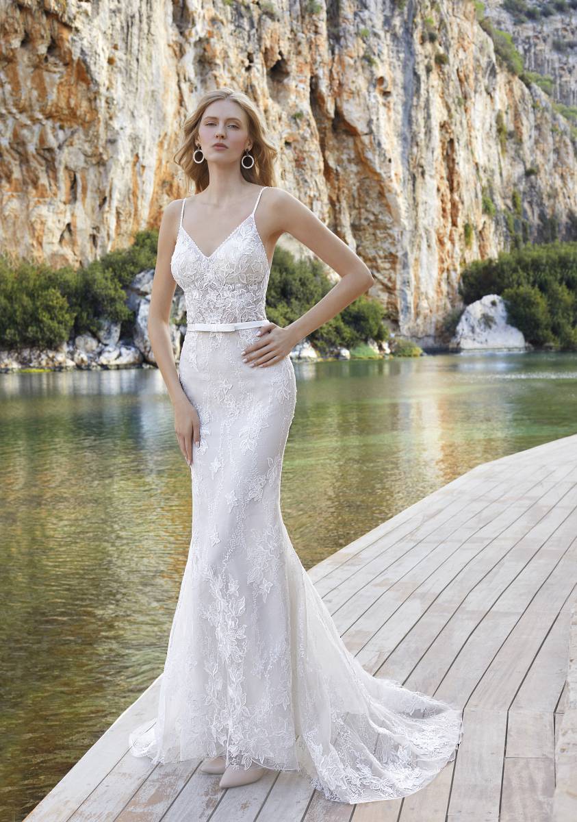 Style DR361 från Demetrios i sheath stil brudklänning