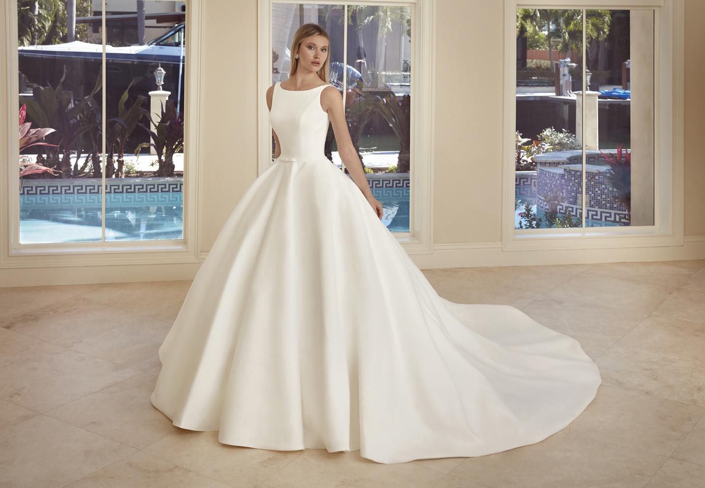 Style 1071 från Demetrios i ballgown stil brudklänning