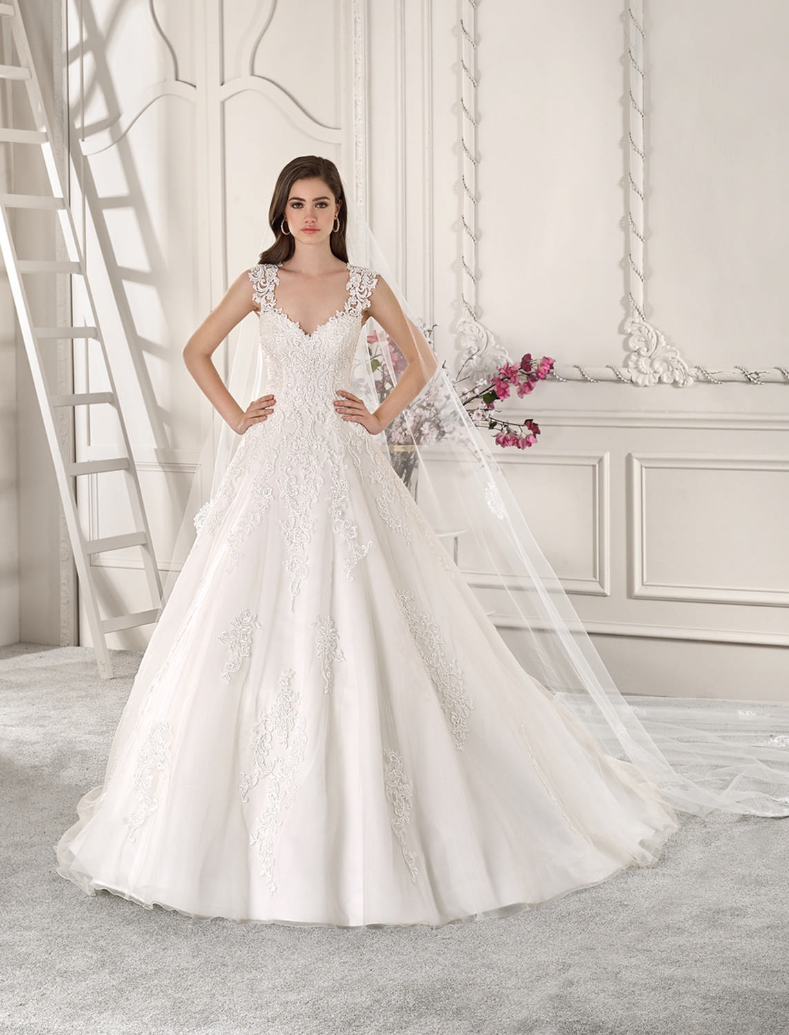 Style 871 från Demetrios i ballgown stil brudklänning