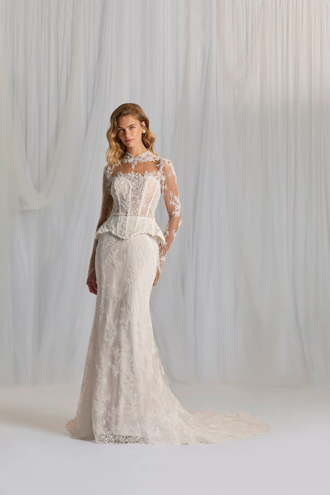 Style 200170 från Demetrios i flared stil brudklänning