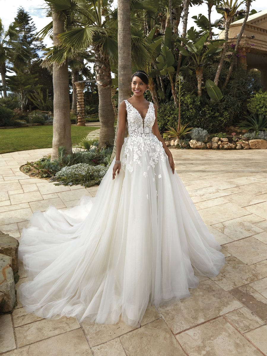 Style 1236 från Demetrios i ballgown stil brudklänning