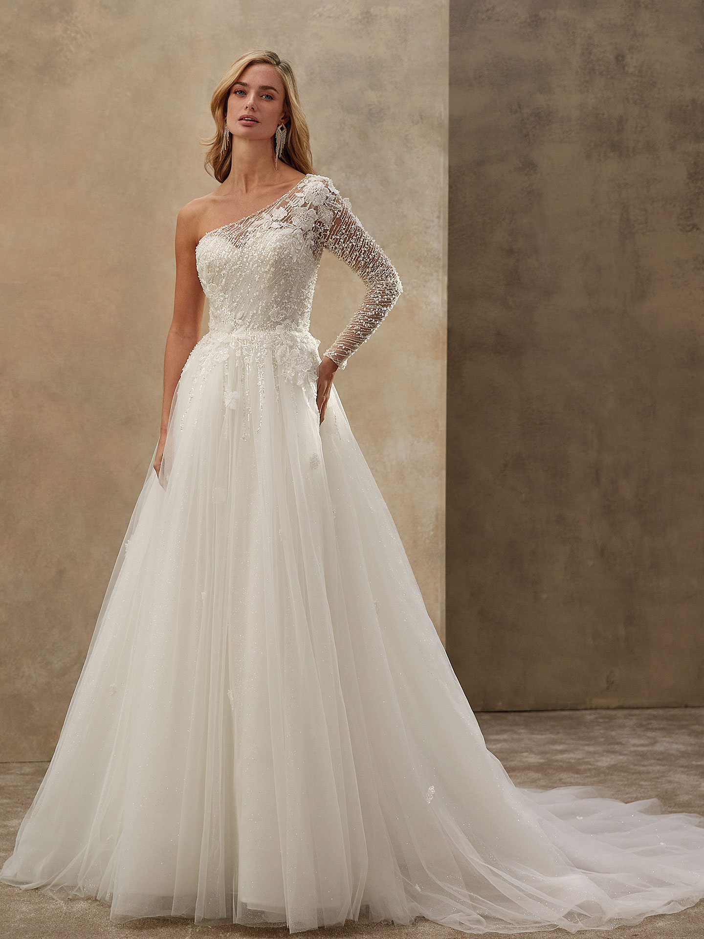 Style 1551 från Demetrios i a-line stil brudklänning