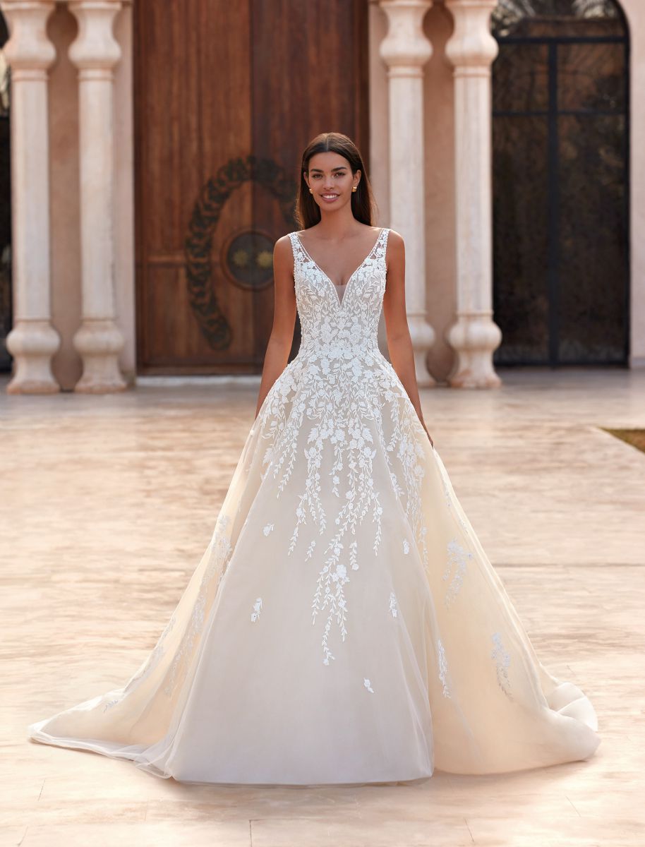 Style 1099 från Demetrios i ballgown stil brudklänning