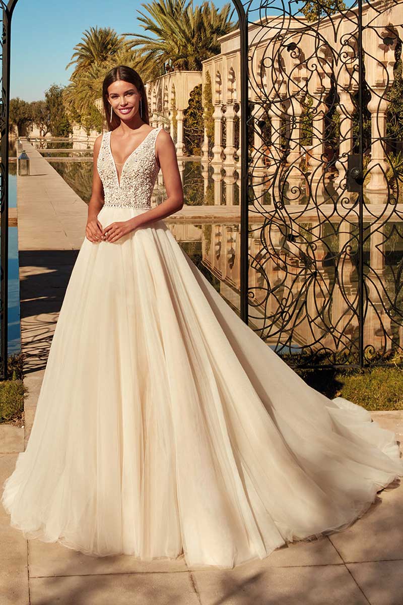 Style 1119 från Demetrios i ballgown stil brudklänning