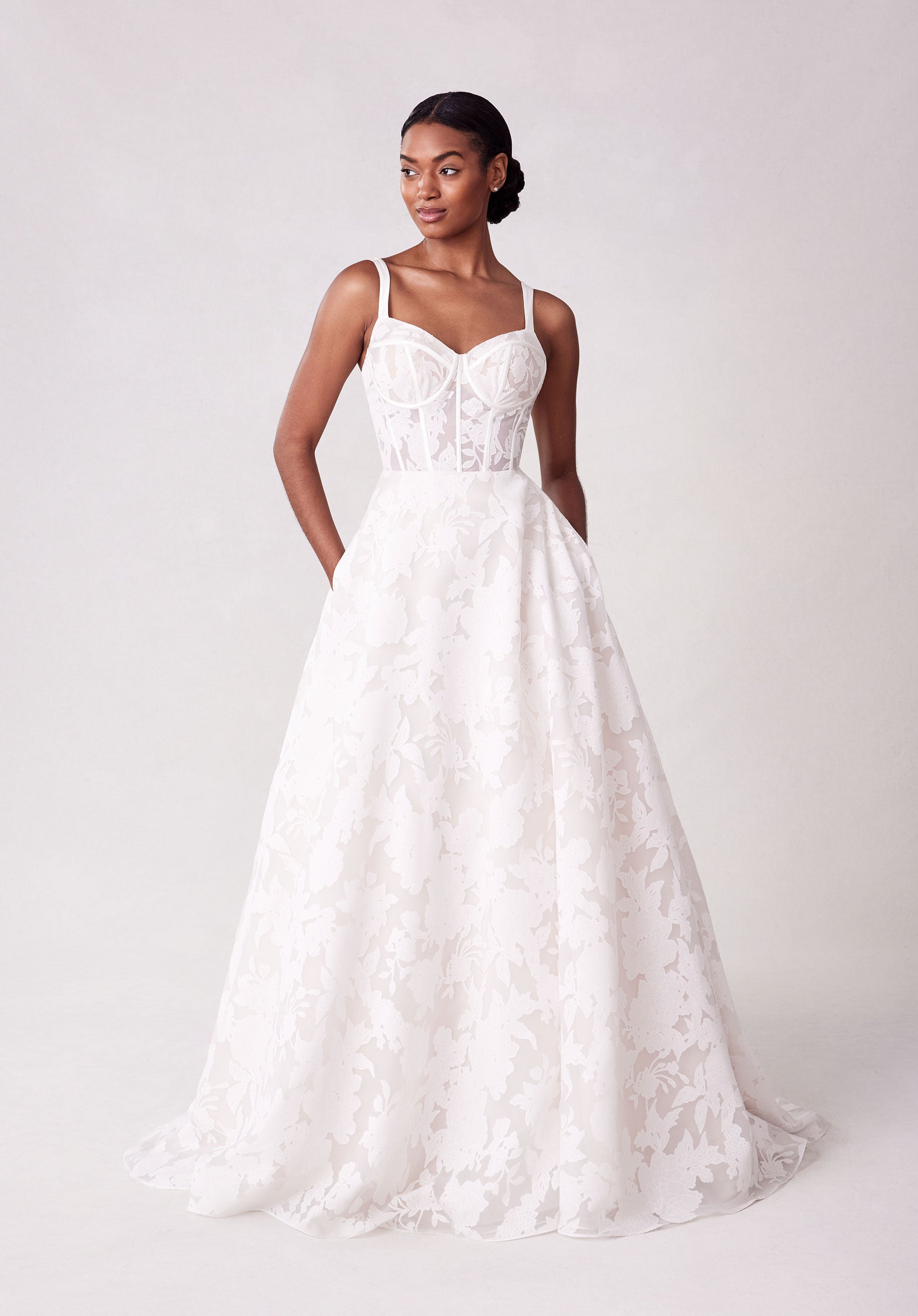 Satine från Morilee i a-line, ball gown stil brudklänning
