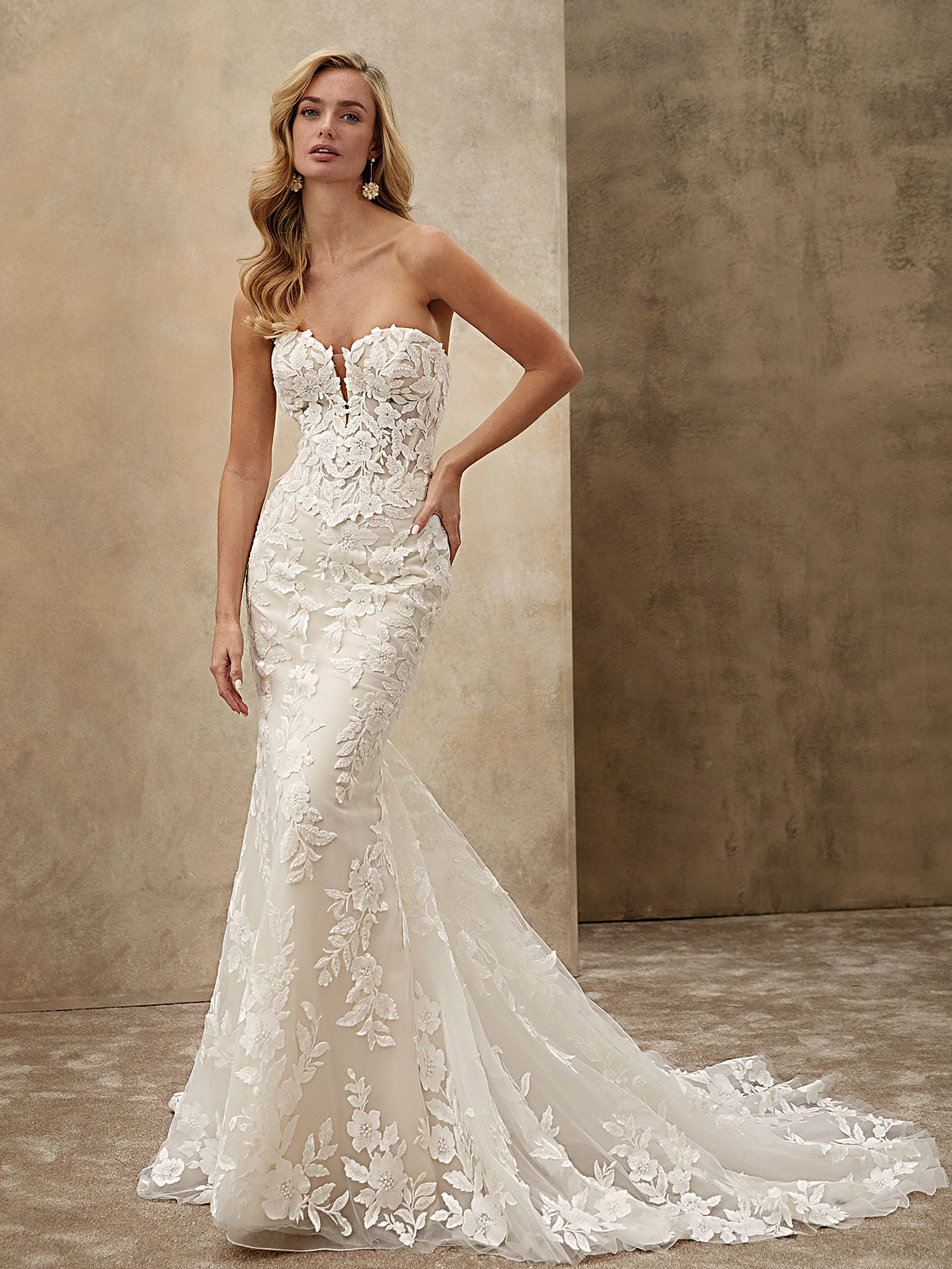 Style 1538 från Demetrios i flared stil brudklänning
