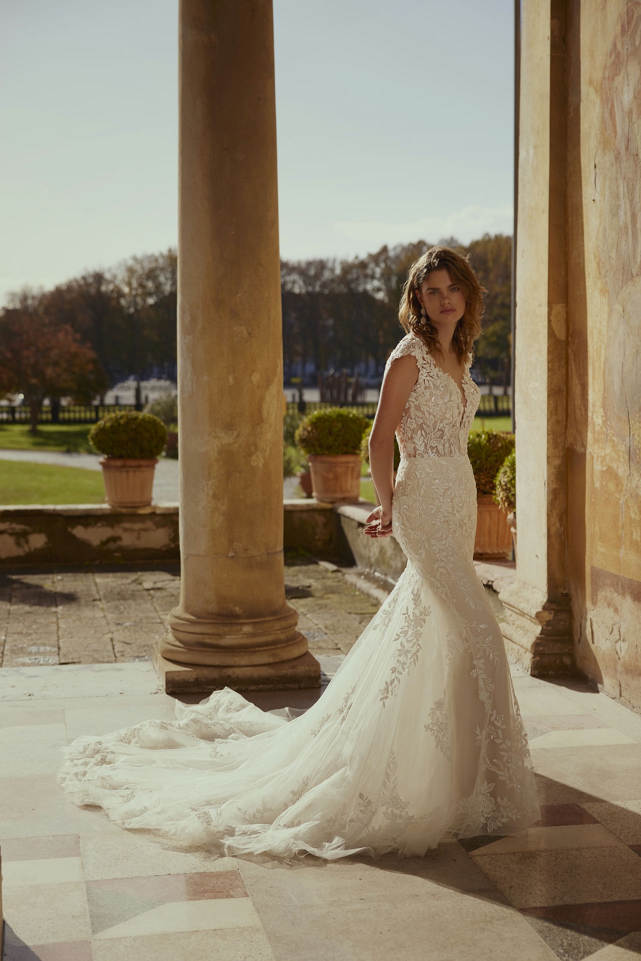 Style 1274 från Demetrios i flared stil brudklänning