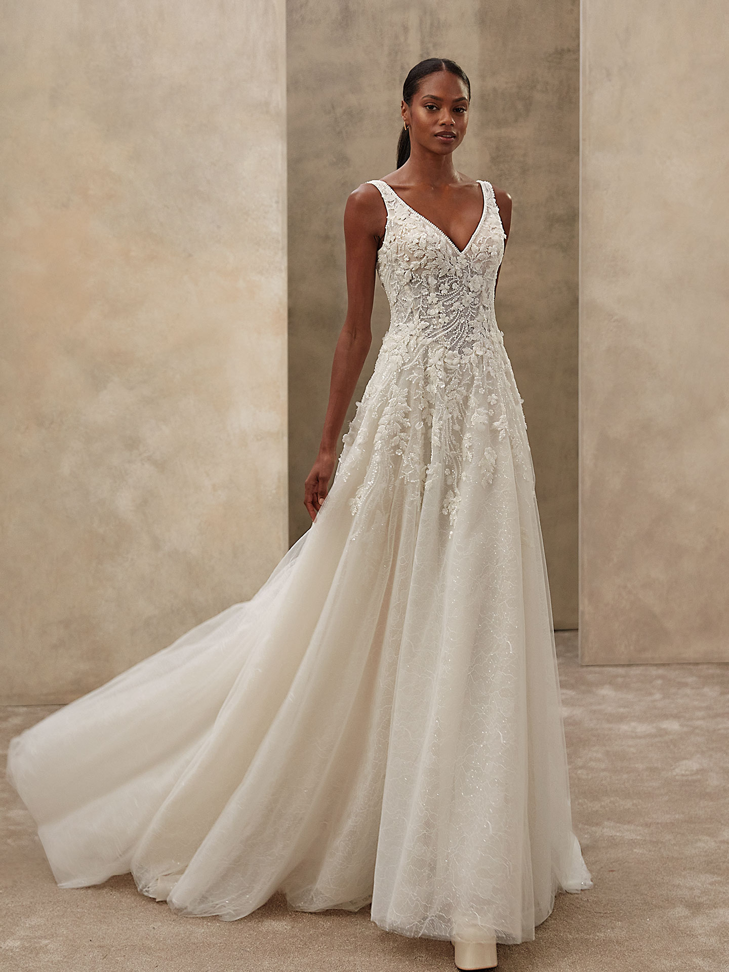 Style 1547 från Demetrios i a-line stil brudklänning