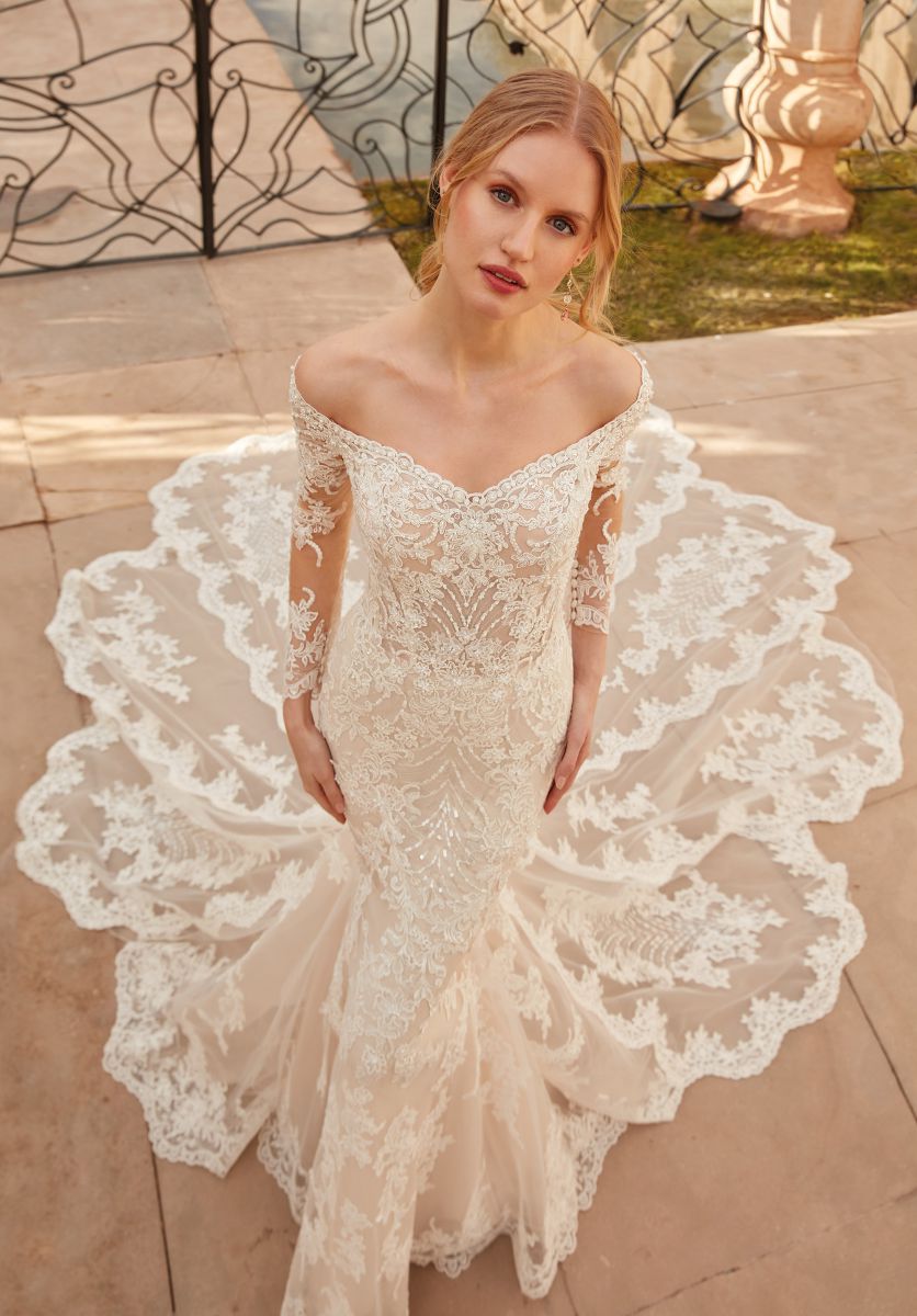 Style 1122 från Demetrios i flared stil brudklänning