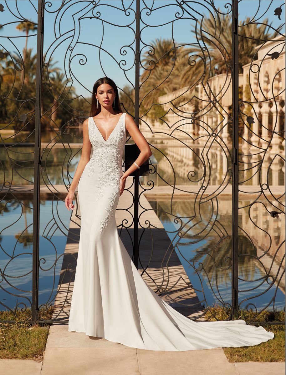 Style 1078 från Demetrios i flared stil brudklänning
