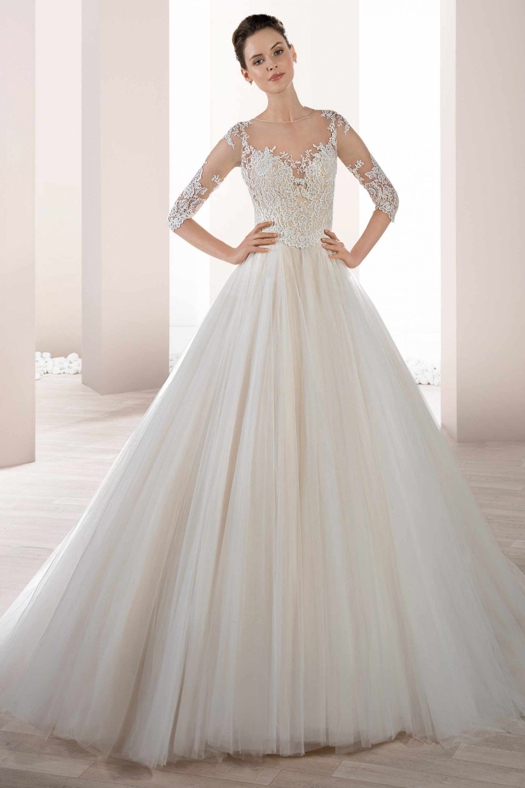 Style 667 från Demetrios i a-line stil brudklänning