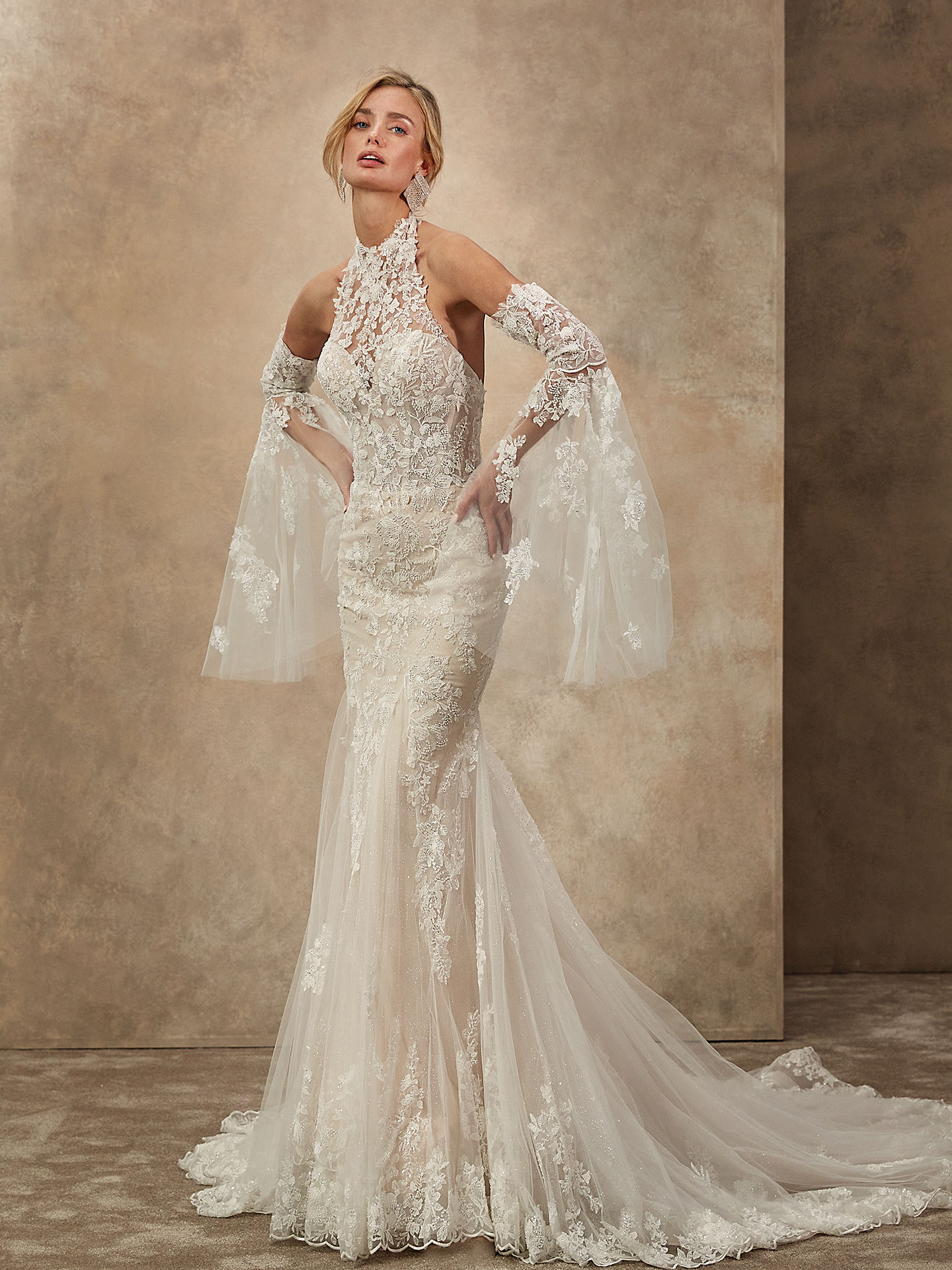 Style 1535 från Demetrios i flared stil brudklänning