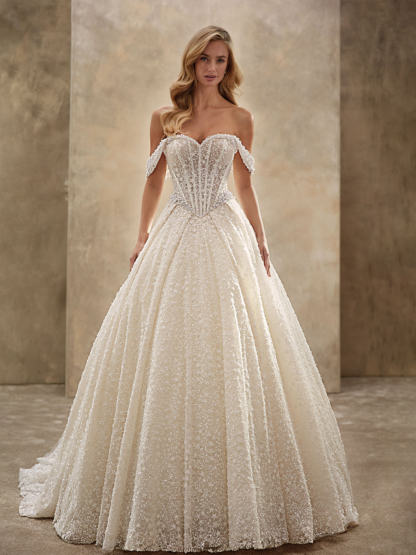 Style 1555 från Demetrios i ballgown stil brudklänning