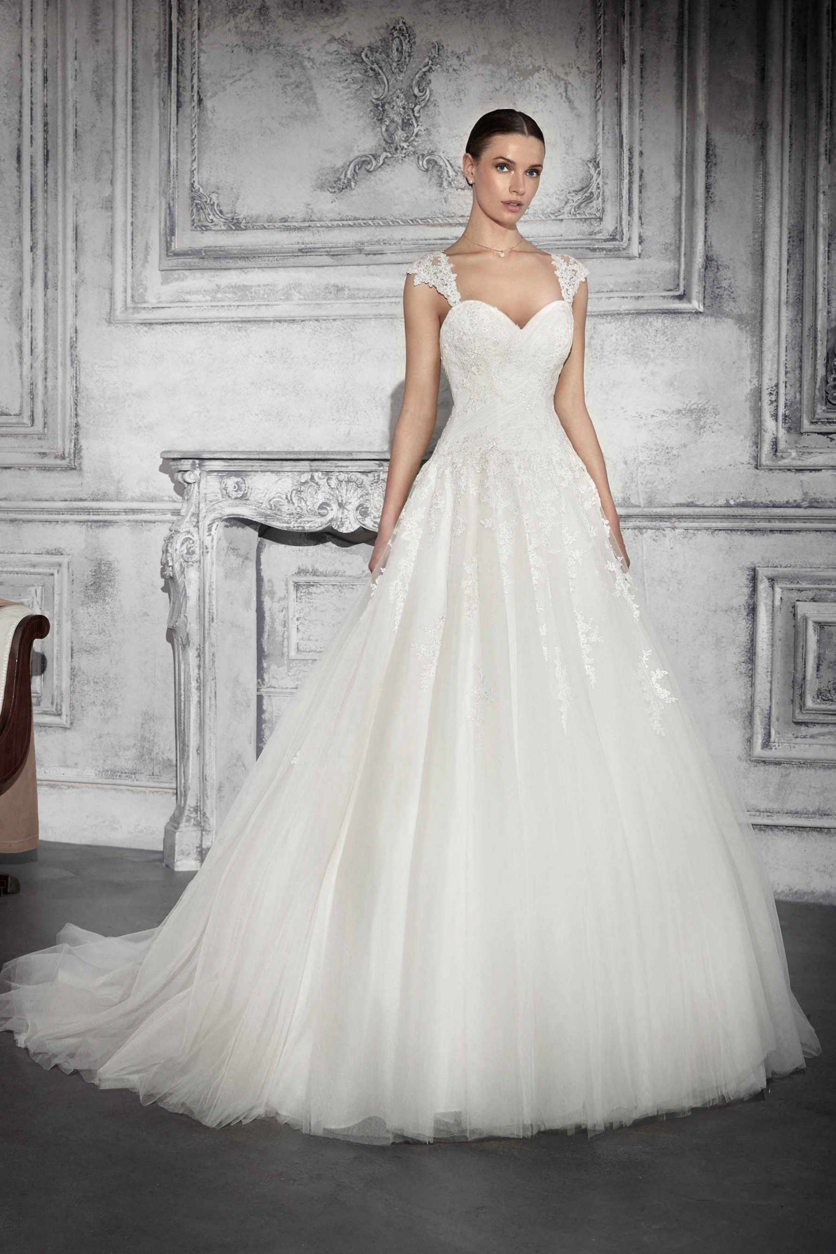 Style 739 från Demetrios i a-line stil brudklänning