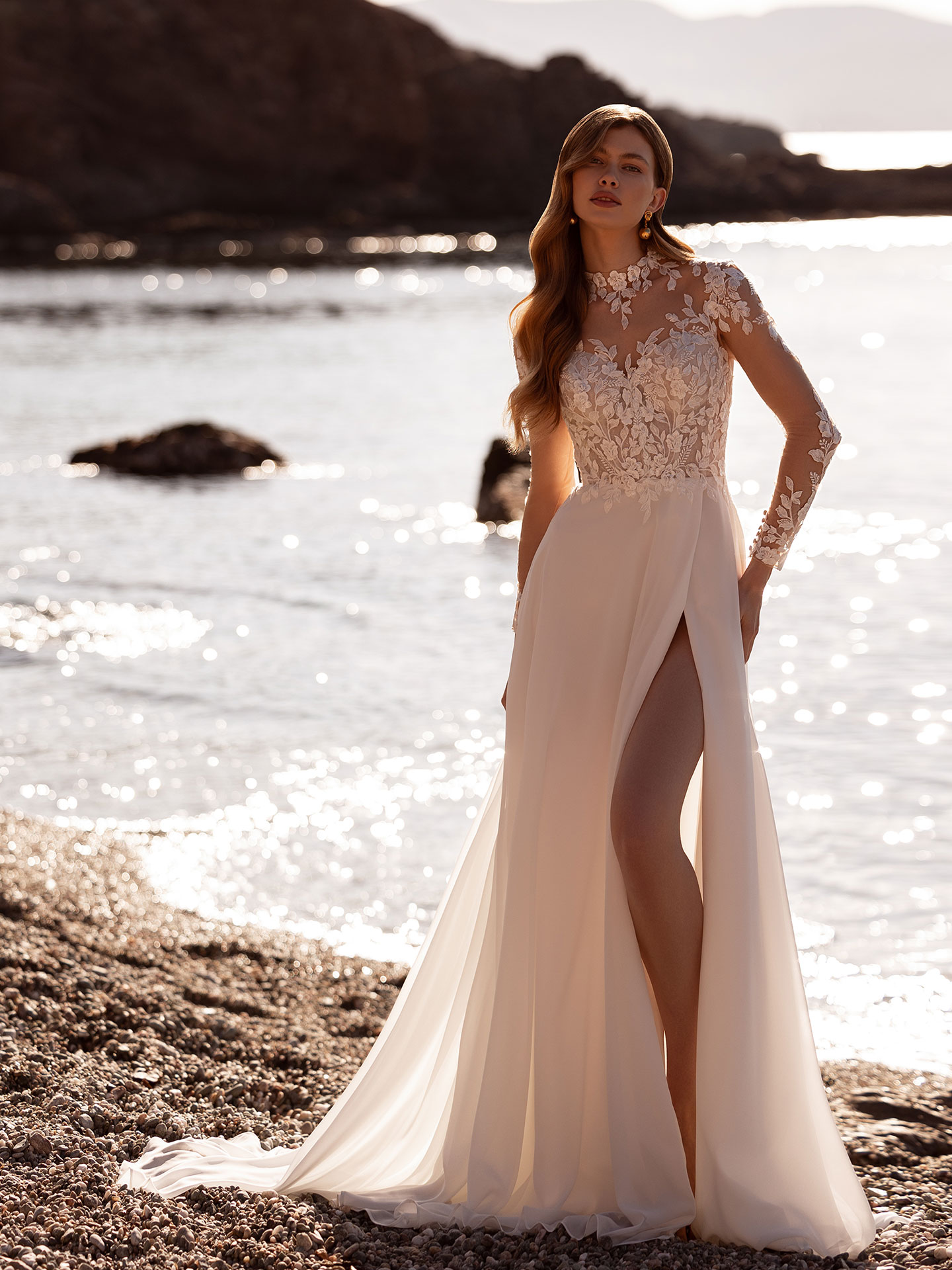 Style DR427 från Demetrios i a-line, slit stil brudklänning