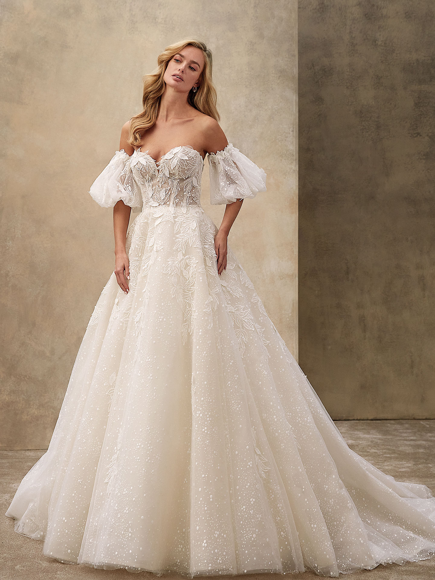 Style 1544 från Demetrios i ballgown stil brudklänning