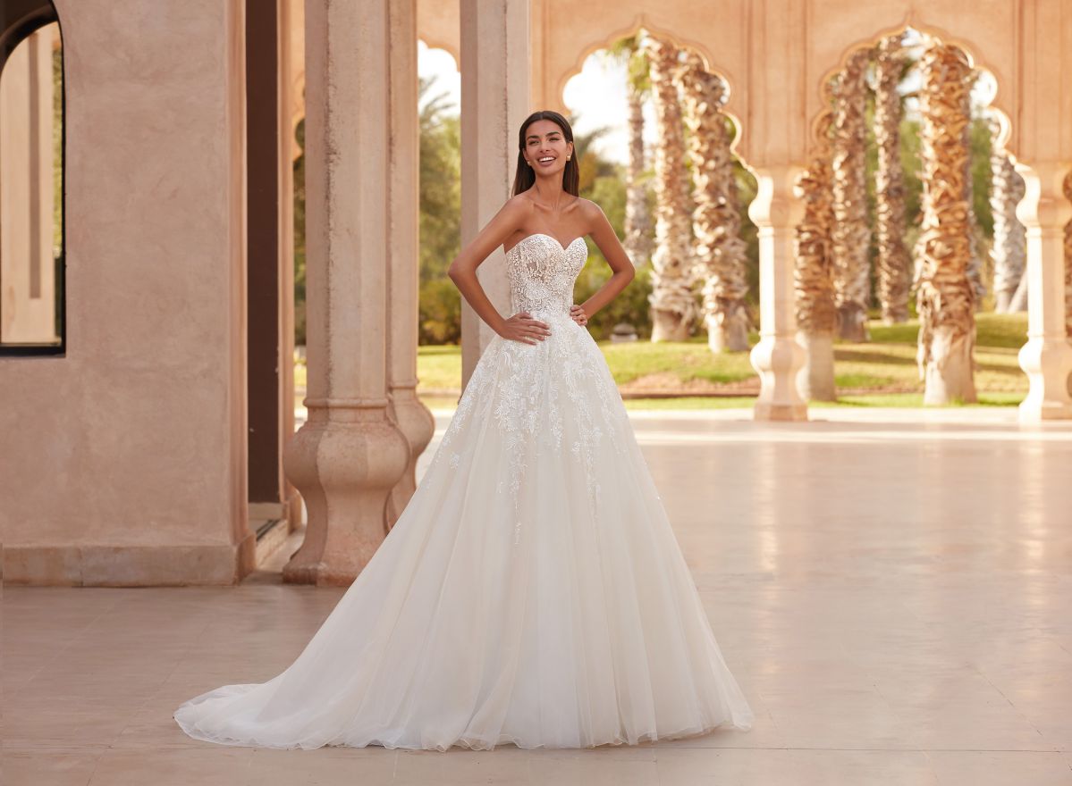 Style 1086 från Demetrios i ballgown stil brudklänning